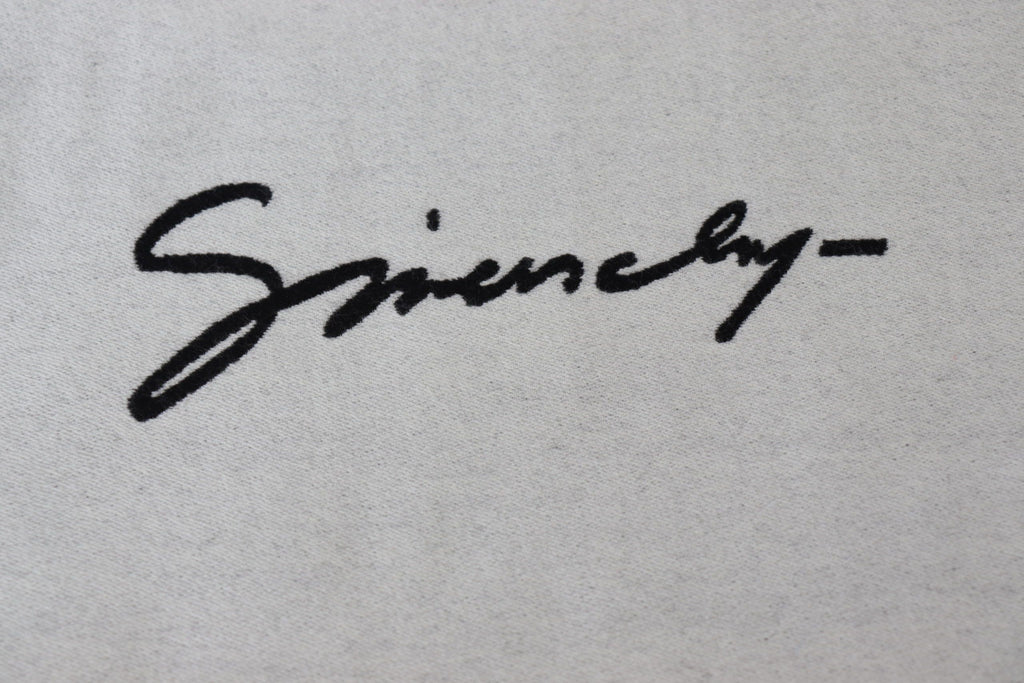 Givenchy Eleganter monochromer Schal aus Woll-Seiden-Mischung