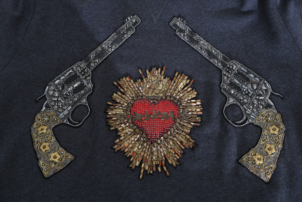 Dolce &amp; Gabbana – Grauer Pullover mit Kristallherz-Pistolenmotiv