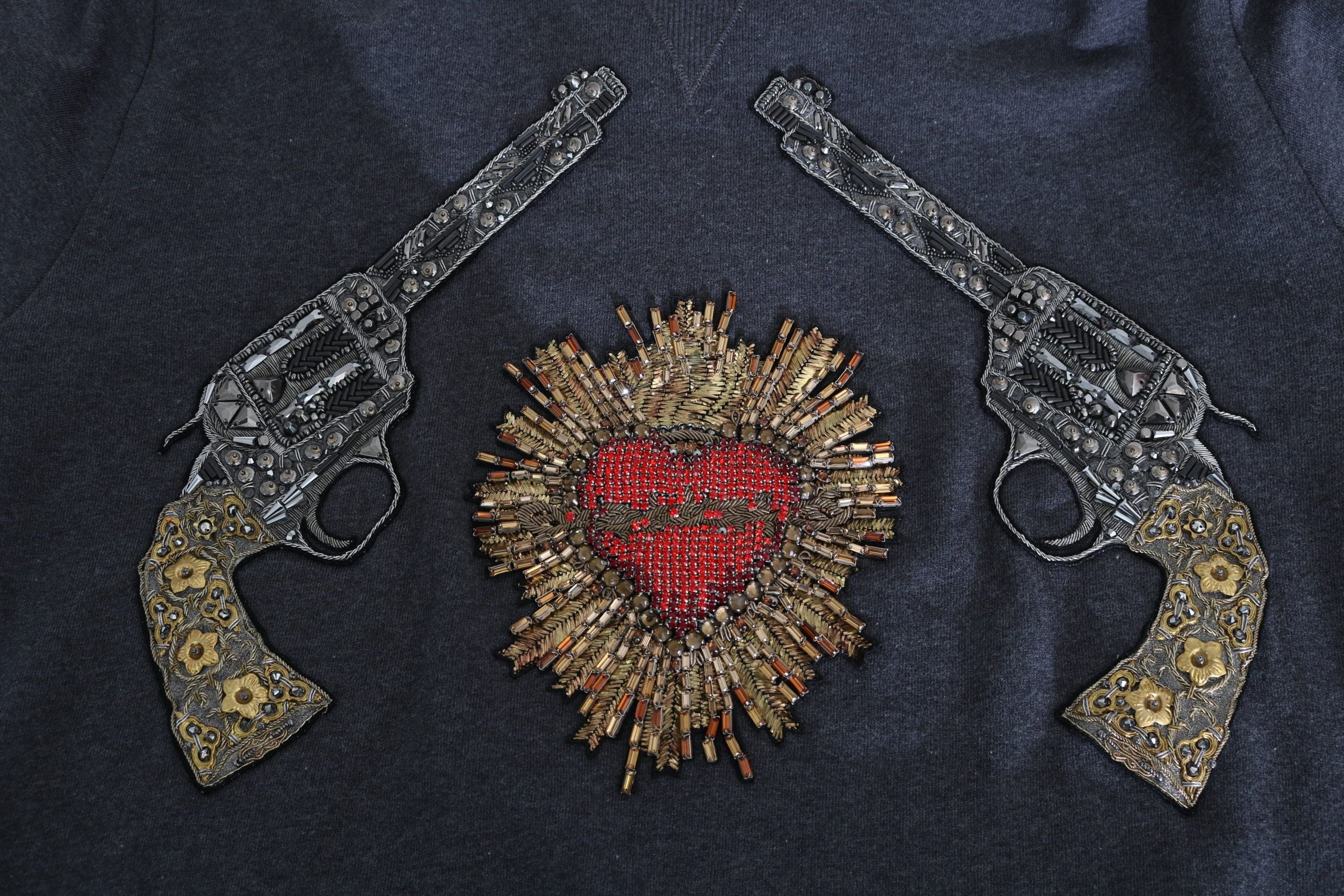 Dolce &amp; Gabbana – Grauer Pullover mit Kristallherz-Pistolenmotiv
