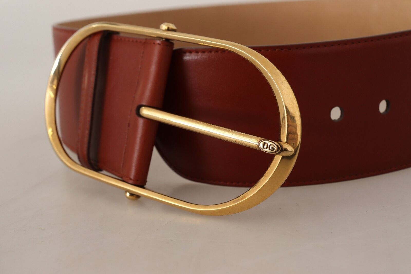 Dolce &amp; Gabbana Eleganter kastanienbrauner Ledergürtel mit goldenen Akzenten