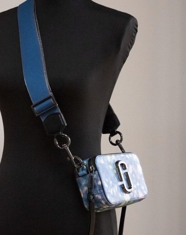 Marc Jacobs The Snapshot Tasche – Schultertasche aus bedrucktem Leder in Aquarellblau