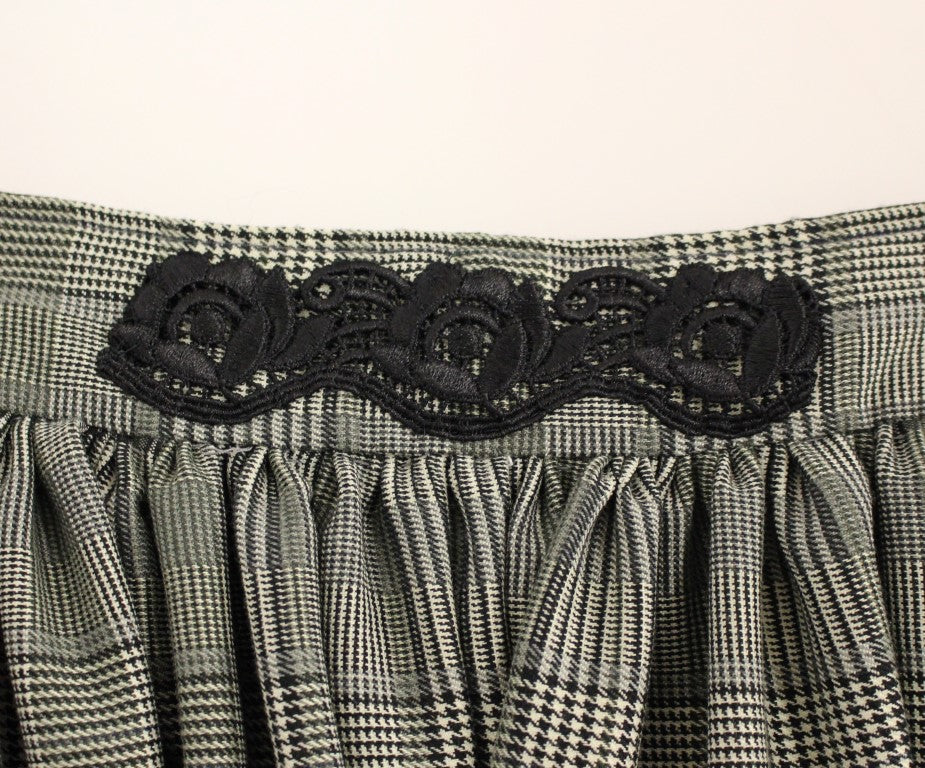 NOEMI ALEMÁN Eleganter grau karierter Shortsrock aus Wolle