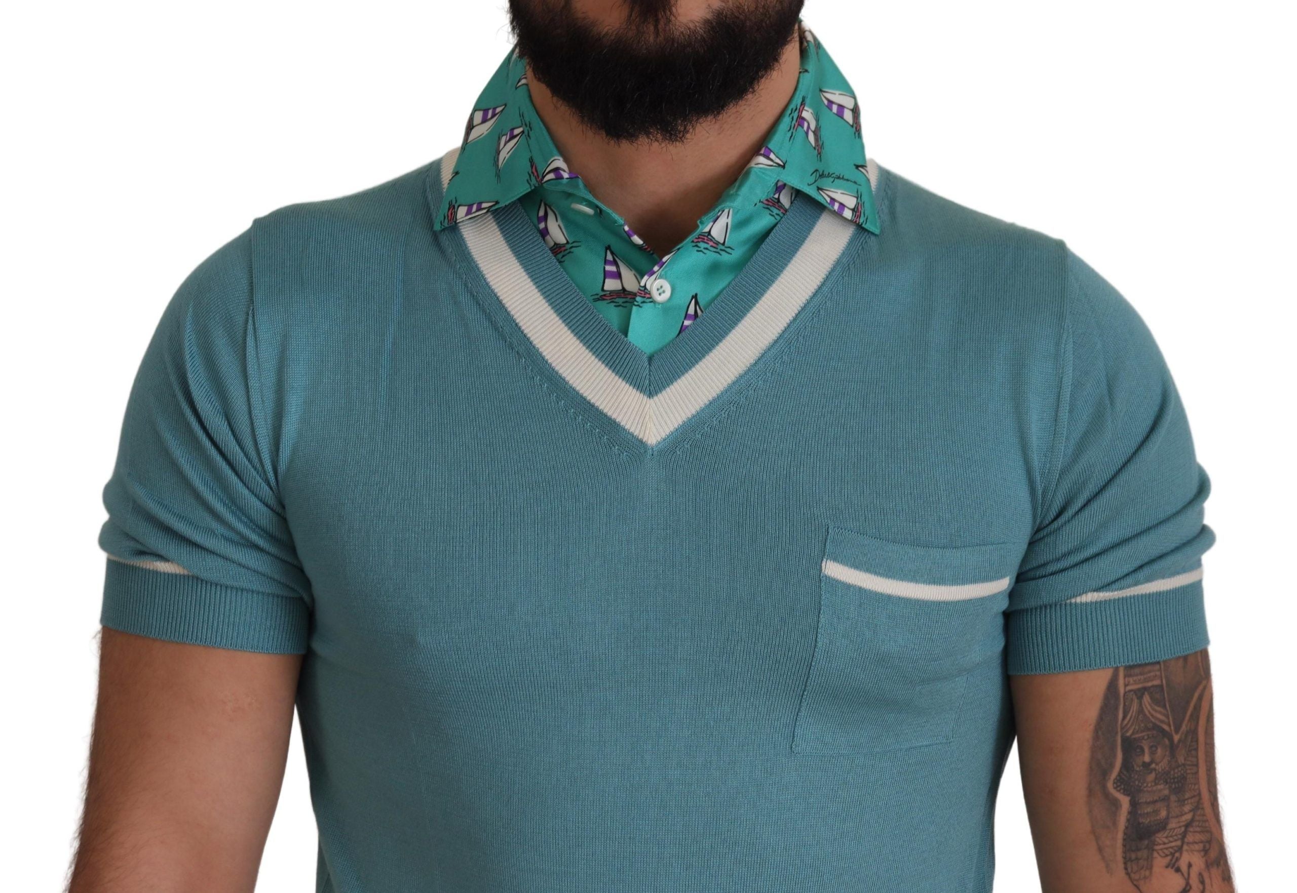 Dolce &amp; Gabbana – Elegantes Poloshirt aus Seide mit U-Boot-Kragen-Print