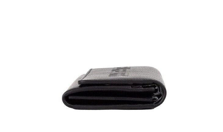 Burberry Porter – Clutch mit Überschlag aus genarbtem Leder in Schwarz mit geprägtem Markenlogo
