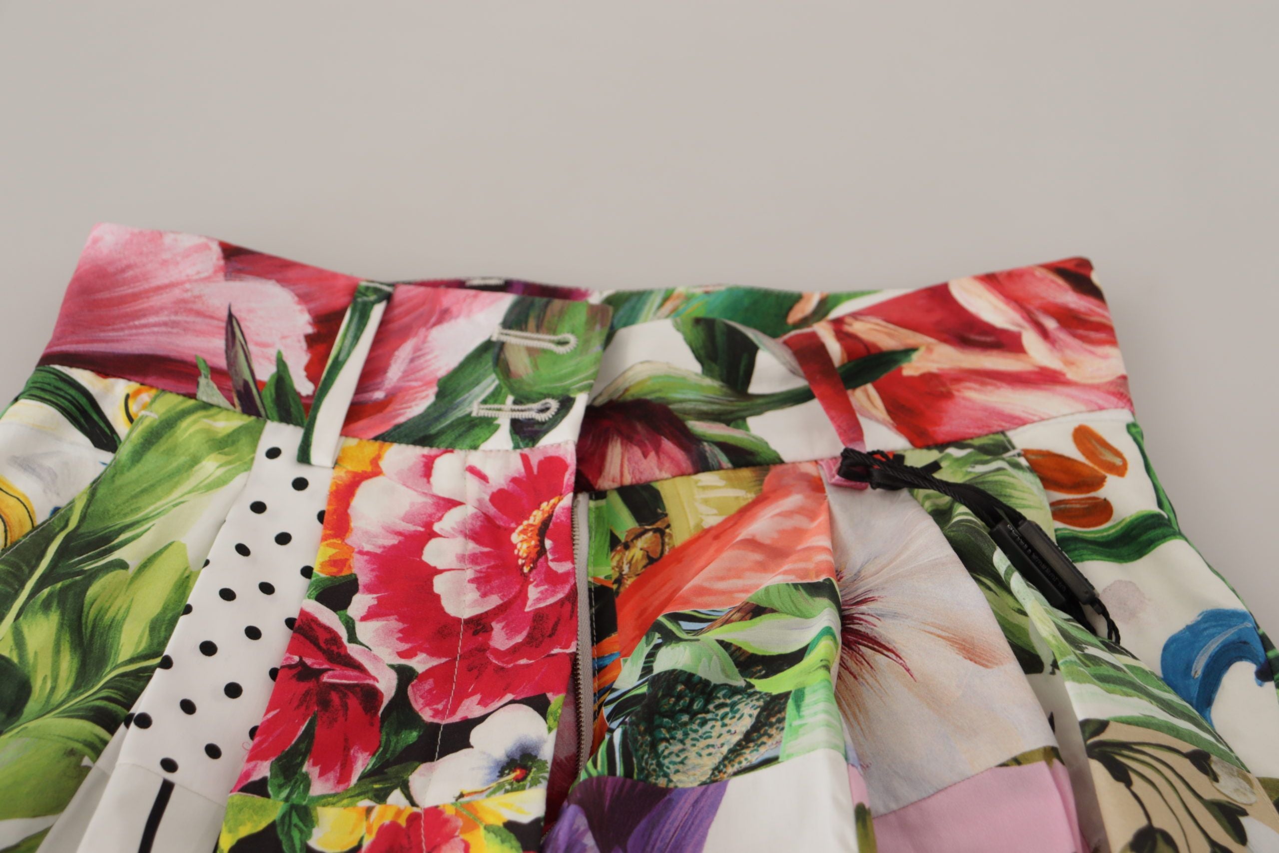Dolce &amp; Gabbana – Mehrfarbige Shorts mit hoher Taille und Majolika-Blumenmuster