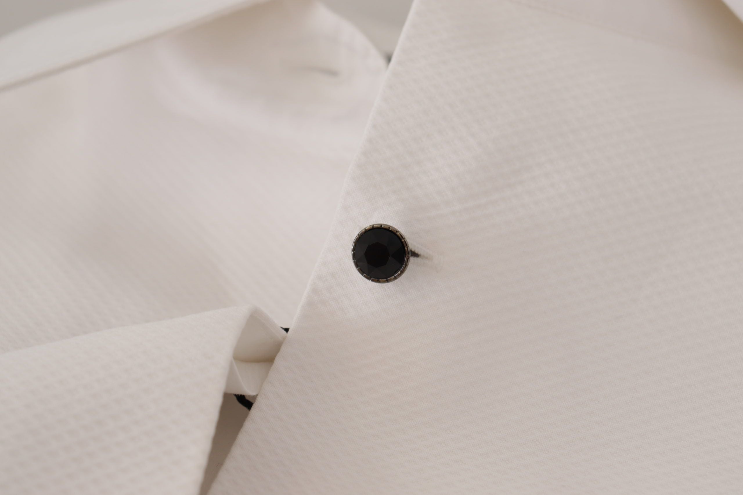 Dolce &amp; Gabbana Elegante ärmellose Smokingbluse mit Kristallknöpfen