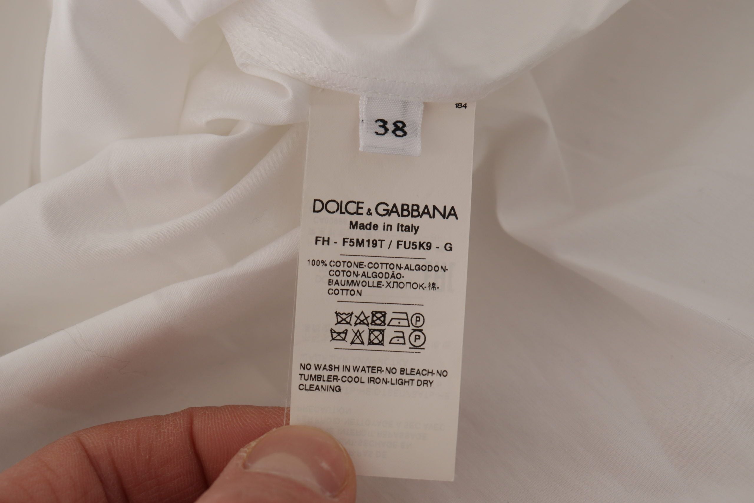 Dolce &amp; Gabbana Elegante ärmellose Smokingbluse mit Kristallknöpfen