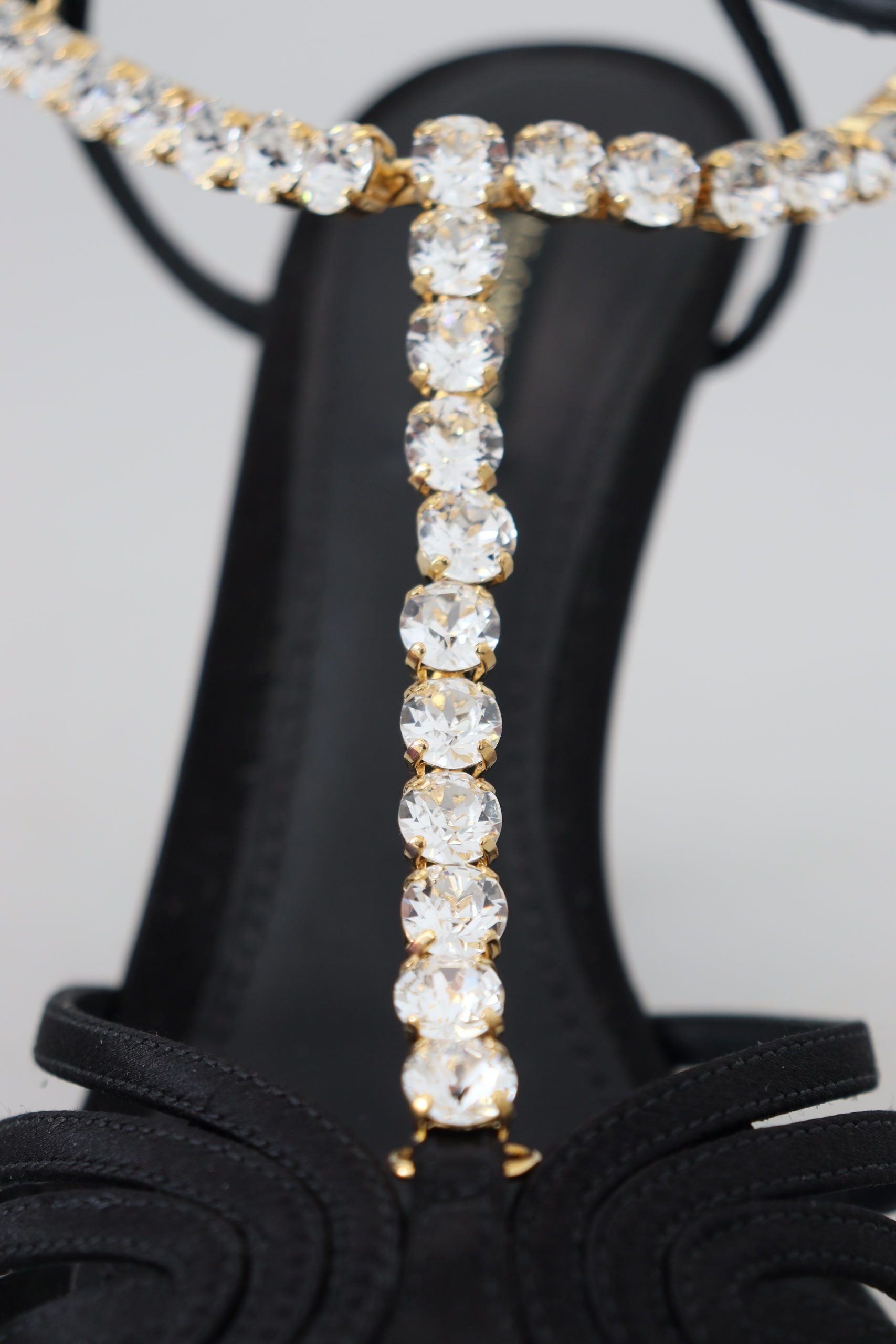 Dolce &amp; Gabbana – Elegante Pumps mit T-Riemen und Kristallen aus Seidenmischung