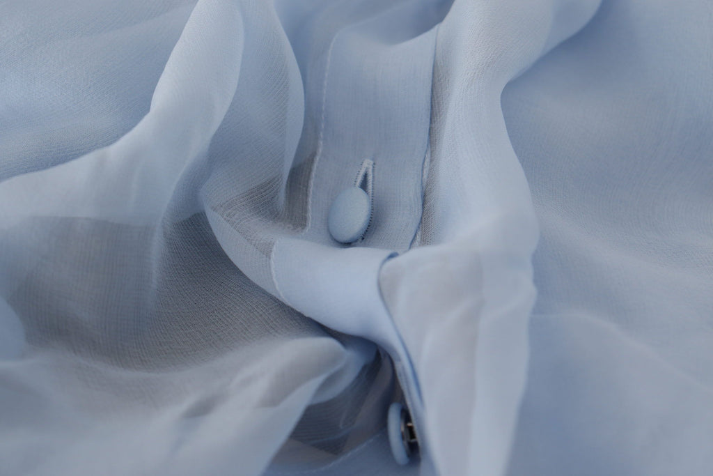 Dolce &amp; Gabbana – Elegante Seidenbluse mit Ascot-Kragen in Hellblau
