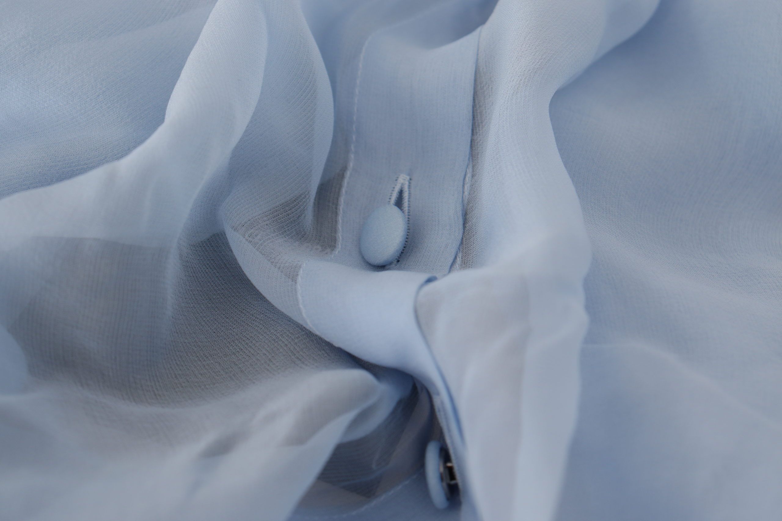 Dolce &amp; Gabbana – Elegante Seidenbluse mit Ascot-Kragen in Hellblau