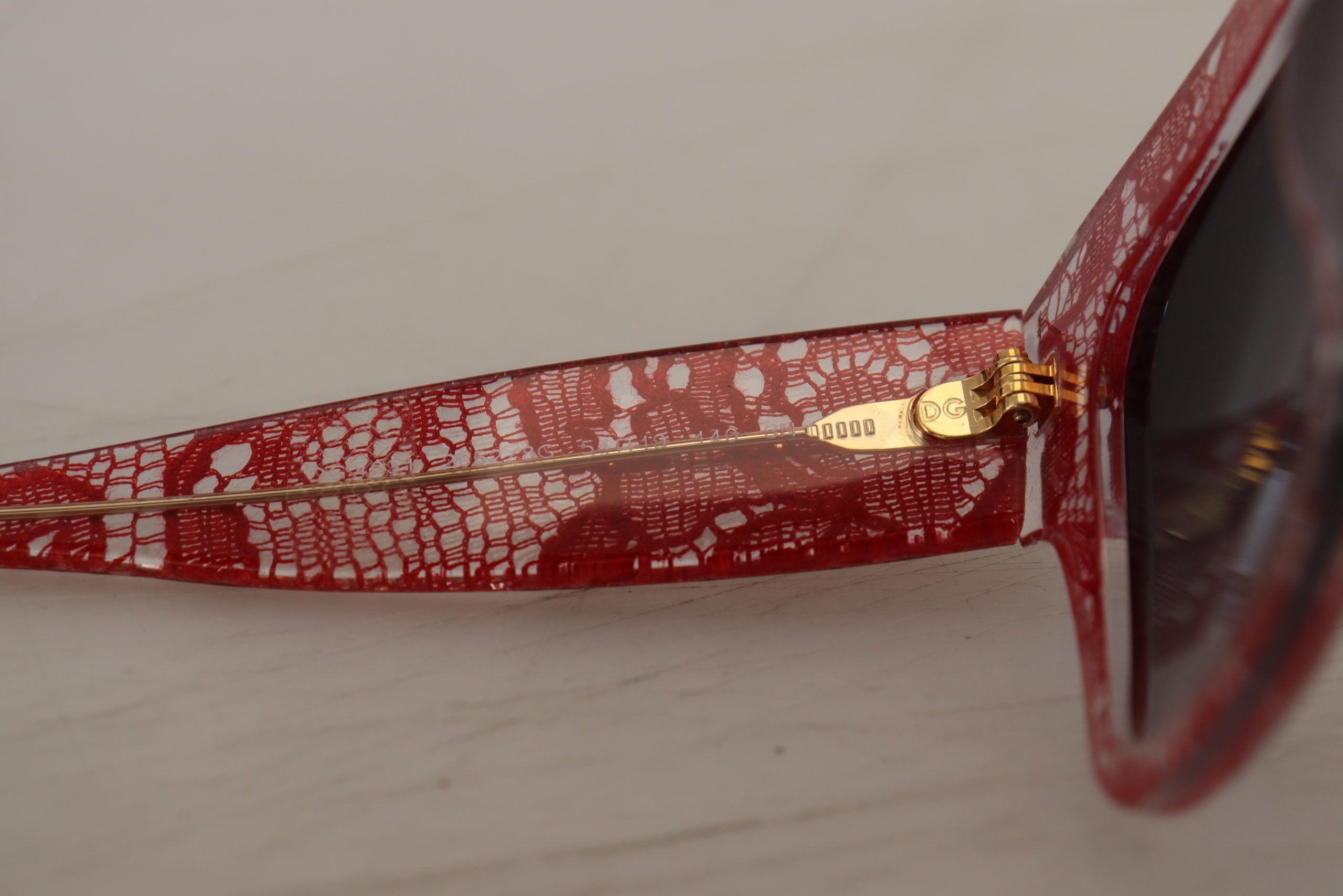 Dolce &amp; Gabbana – Schicke getönte Sonnenbrille aus sizilianischer Spitze