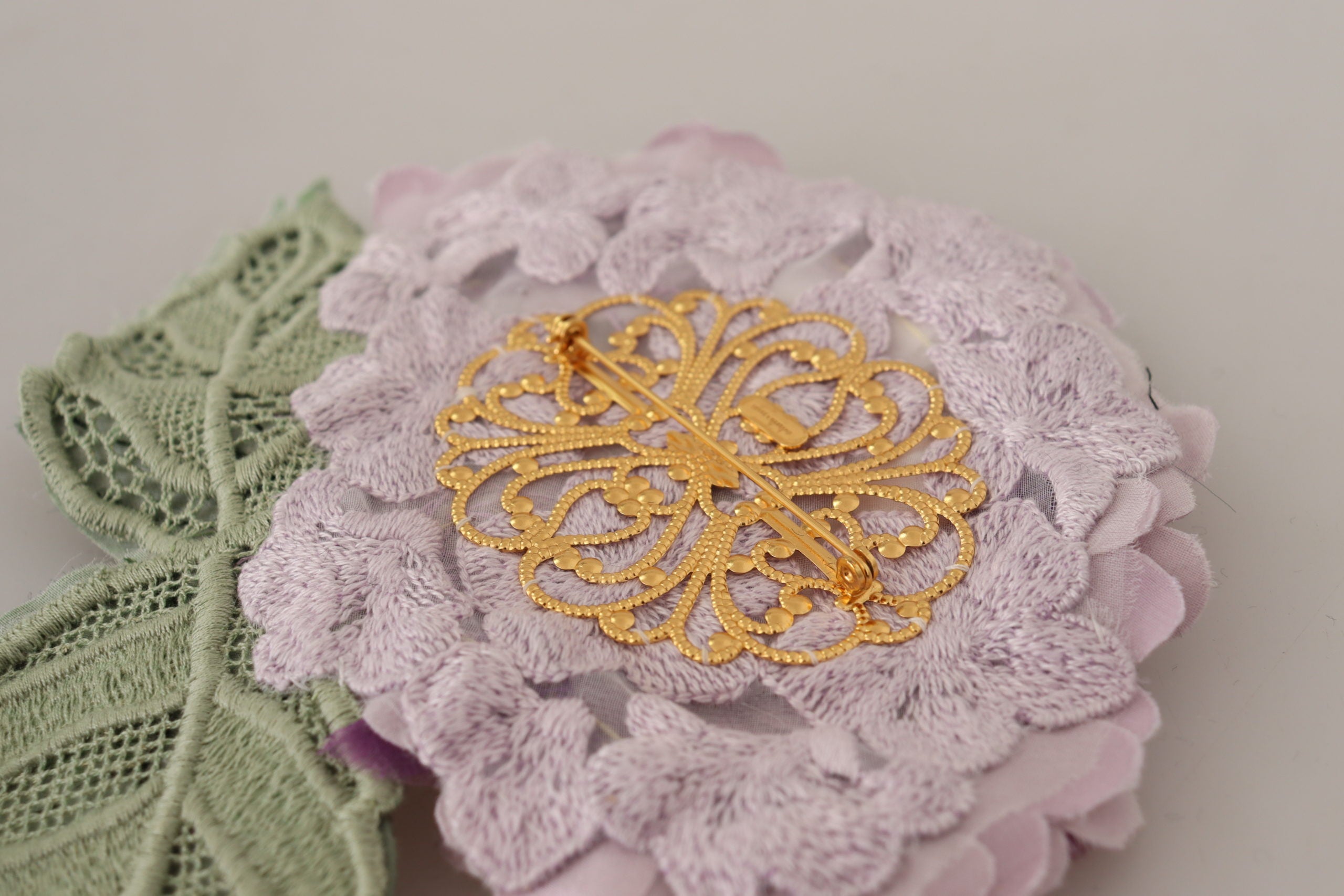 Dolce &amp; Gabbana – Elegante Brosche aus Seidenmischung mit Blumenmuster in Lila