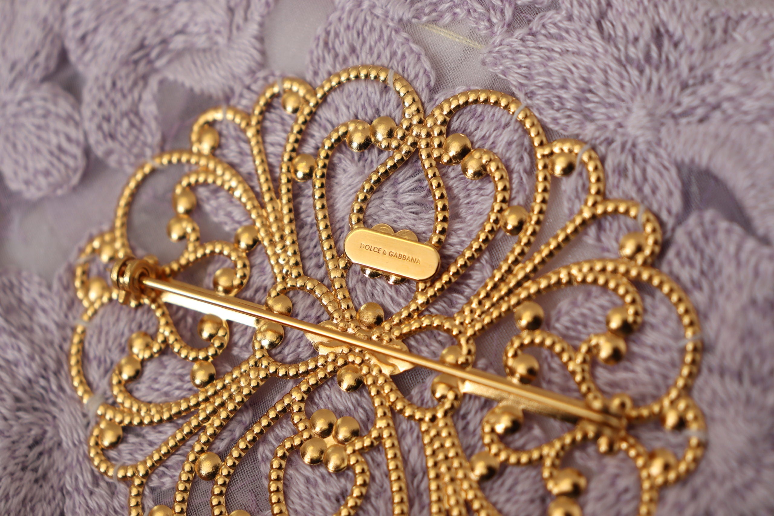 Dolce &amp; Gabbana – Elegante Brosche aus Seidenmischung mit Blumenmuster in Lila