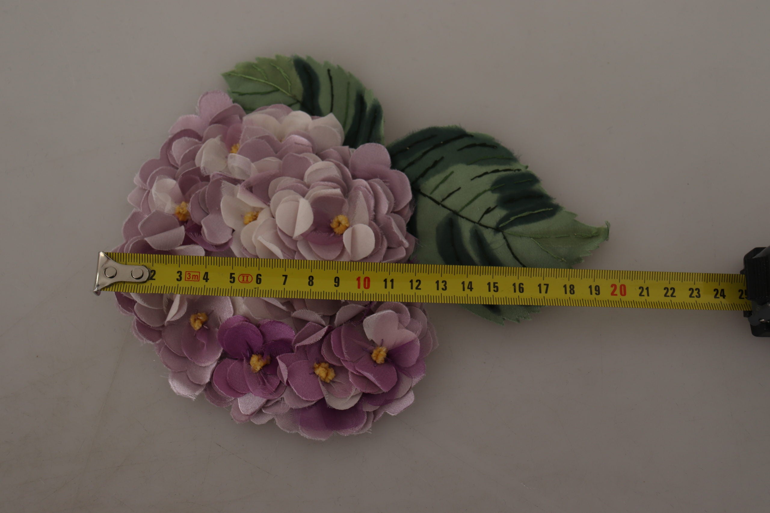 Dolce &amp; Gabbana – Elegante Brosche aus Seidenmischung mit Blumenmuster in Lila