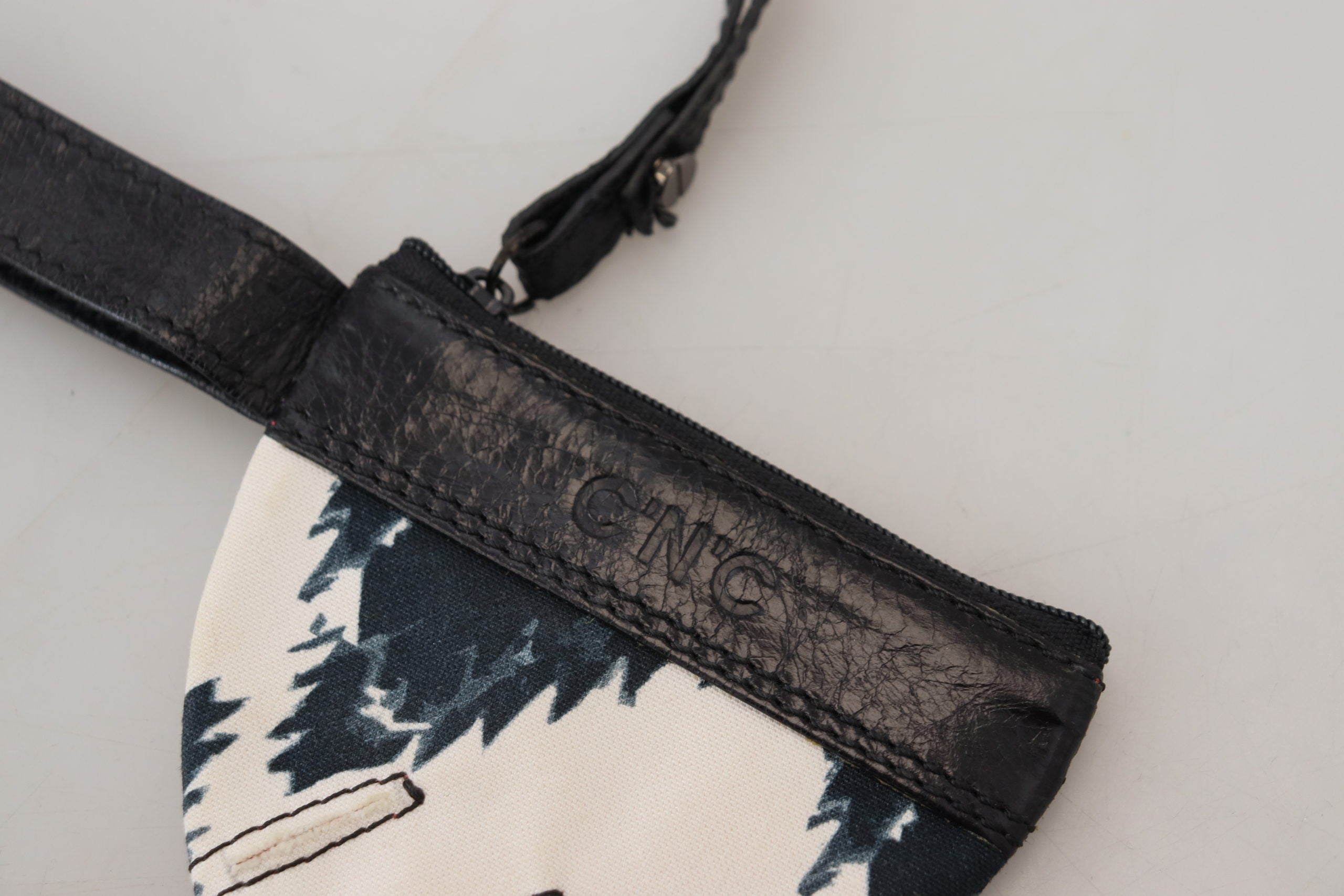 Costume National Chic – Münzgeldbörse aus weißem Leder mit Riemen