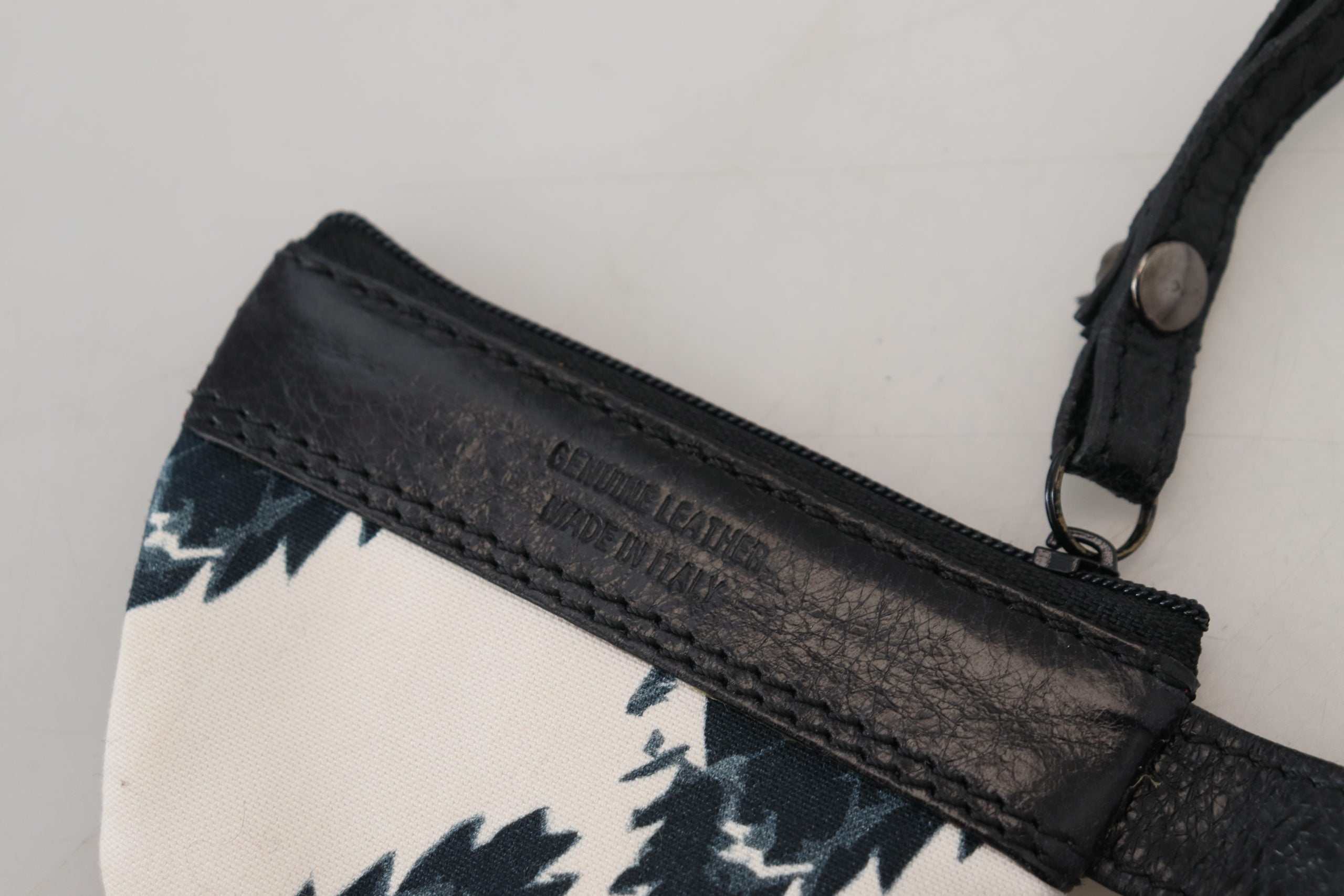 Costume National Chic – Münzgeldbörse aus weißem Leder mit Riemen