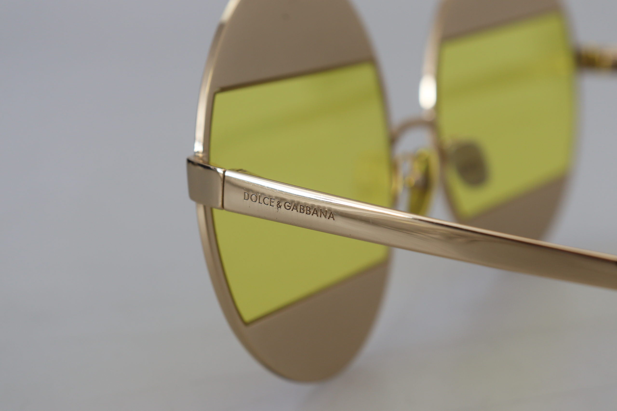 Dolce &amp; Gabbana – Ovale Sonnenbrille in Gold mit Kristallverzierung