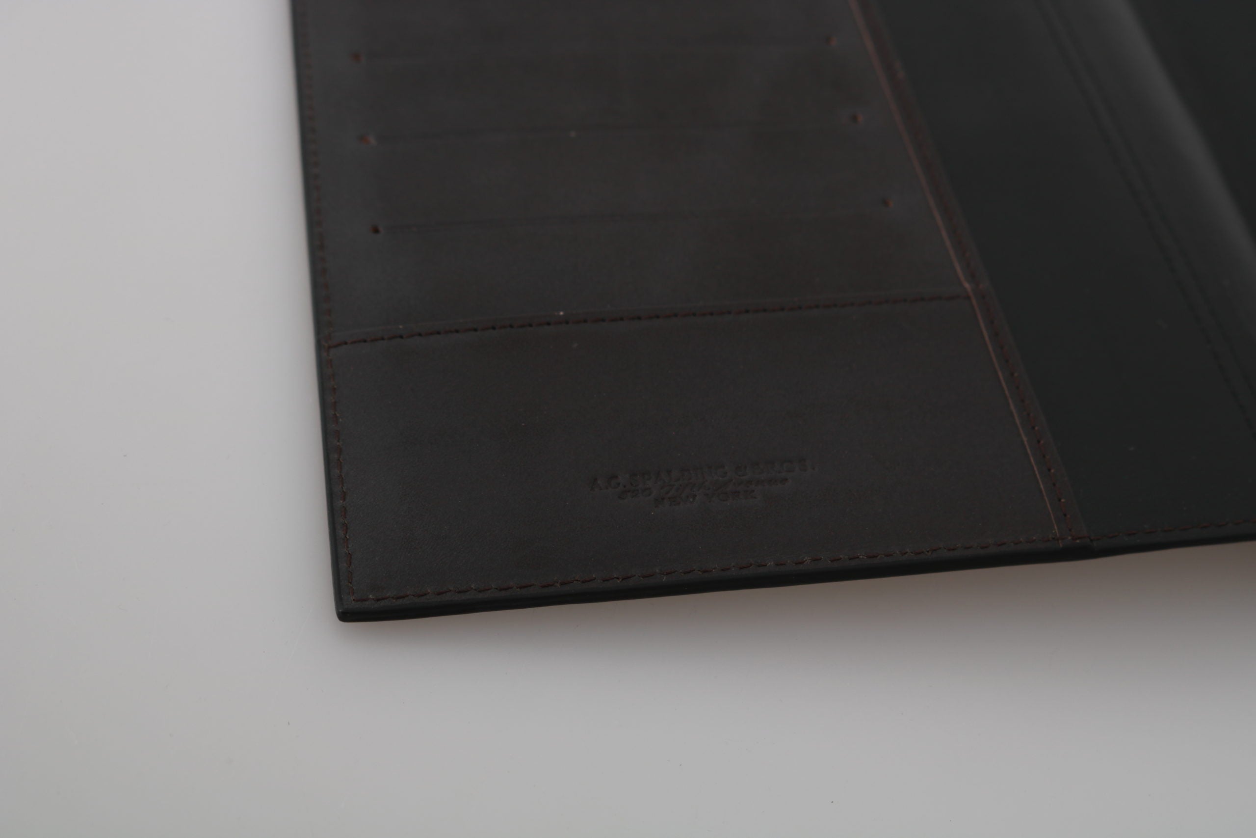 AG Spalding &amp; Bros Elegante Reisepasshülle aus Leder – Schlankes Reiseutensil