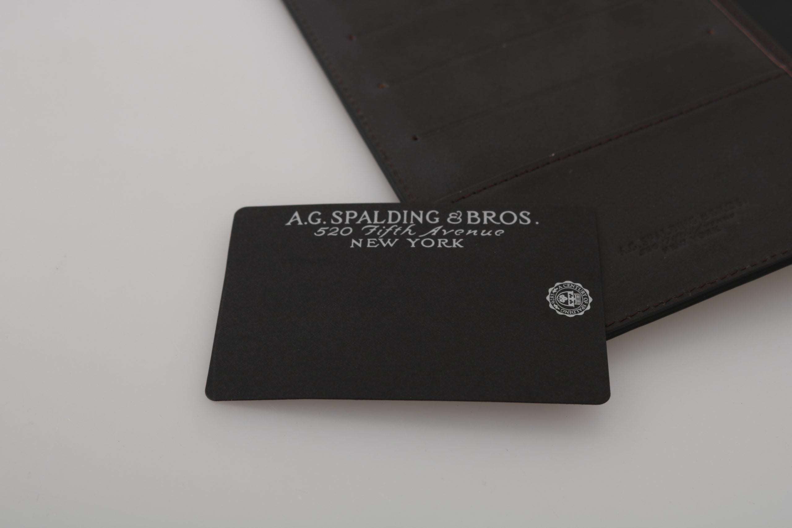 AG Spalding &amp; Bros Elegante Reisepasshülle aus Leder – Schlankes Reiseutensil
