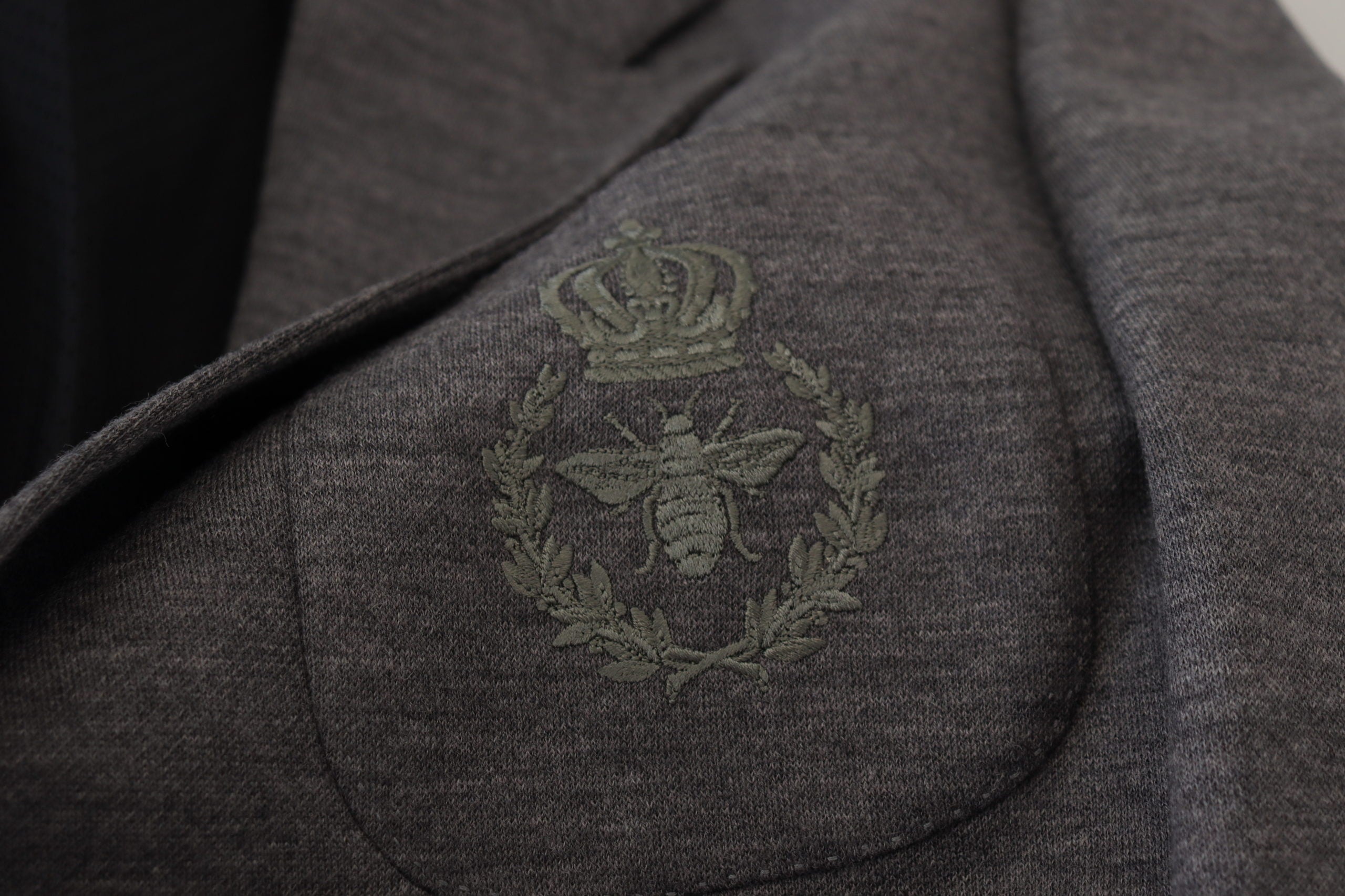 Dolce &amp; Gabbana Eleganter grauer Wollblazer mit Bienenkronenstickerei