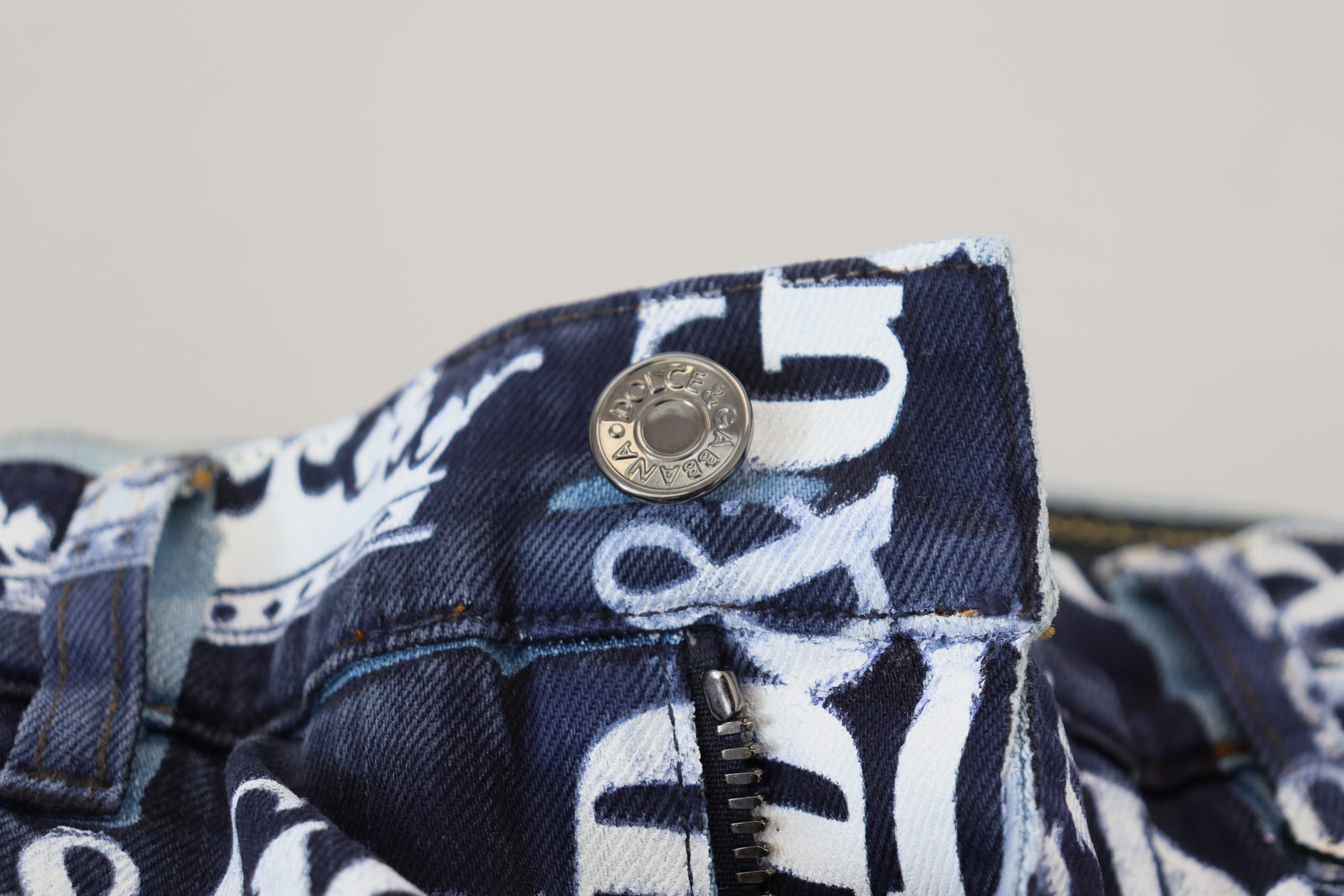 Dolce &amp; Gabbana Elegante Jeanshose mit Kronen-Print