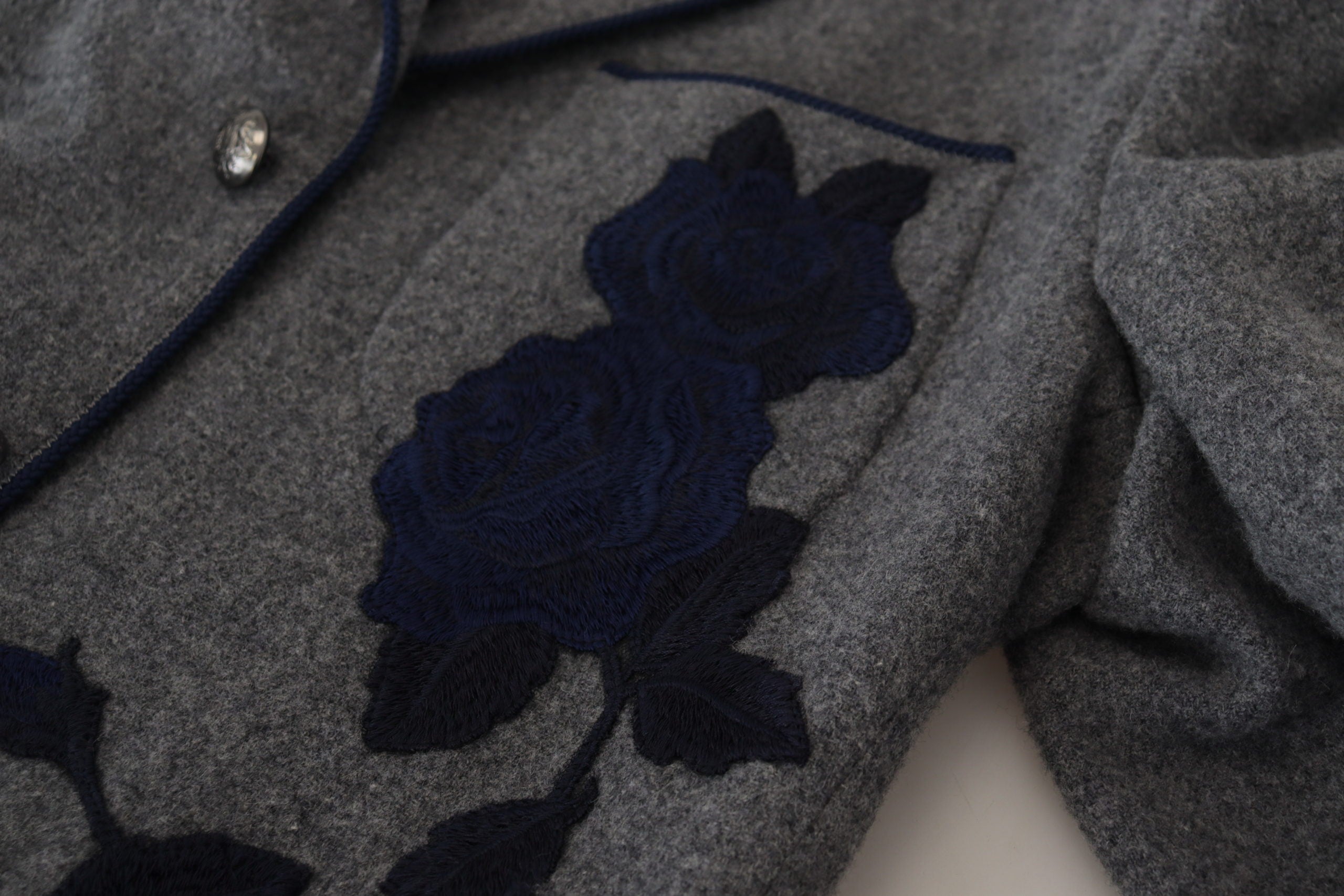 Dolce &amp; Gabbana Eleganter grauer Wollblazer mit blauer Rosenstickerei