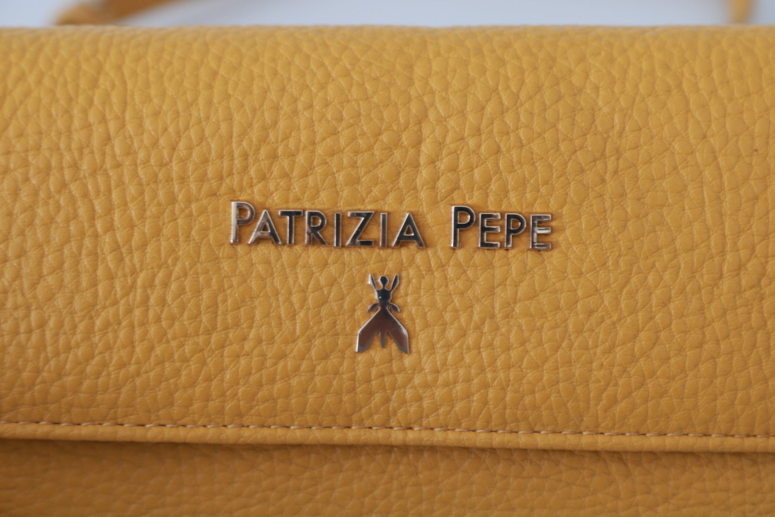 Patrizia Pepe Schicke gelbe Umhängetasche aus Leder