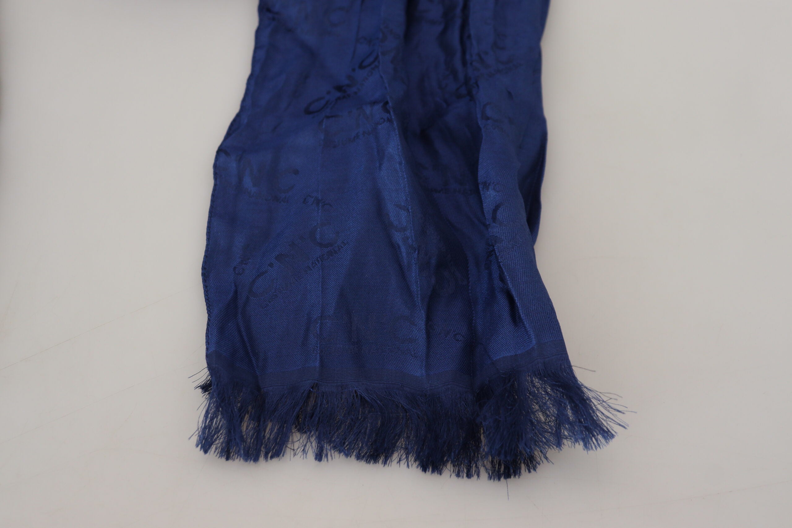Costume National – Eleganter Seidenschal mit Fransen in schickem Blau