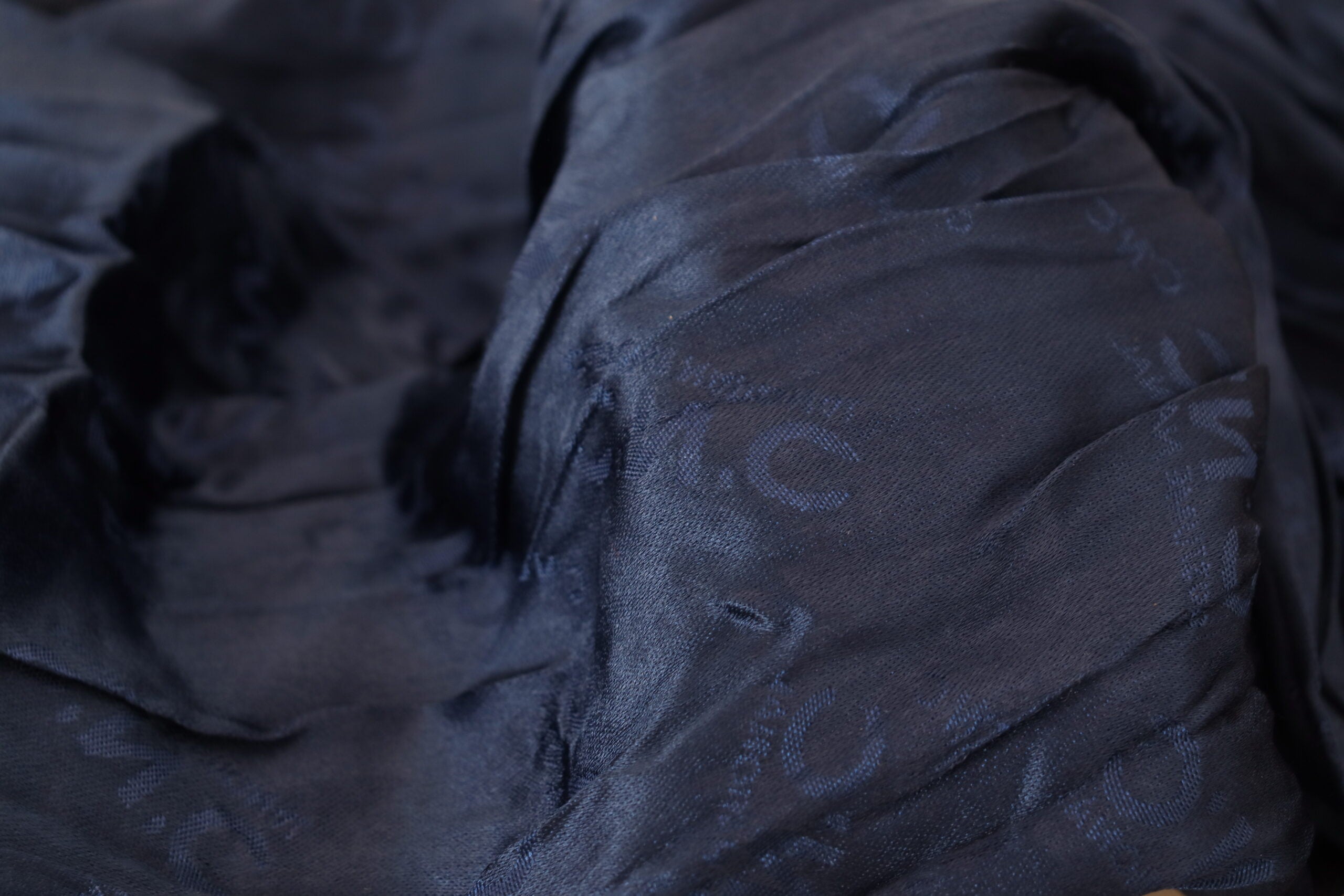 Costume National – Eleganter Seidenschal mit Fransen in schickem Blau