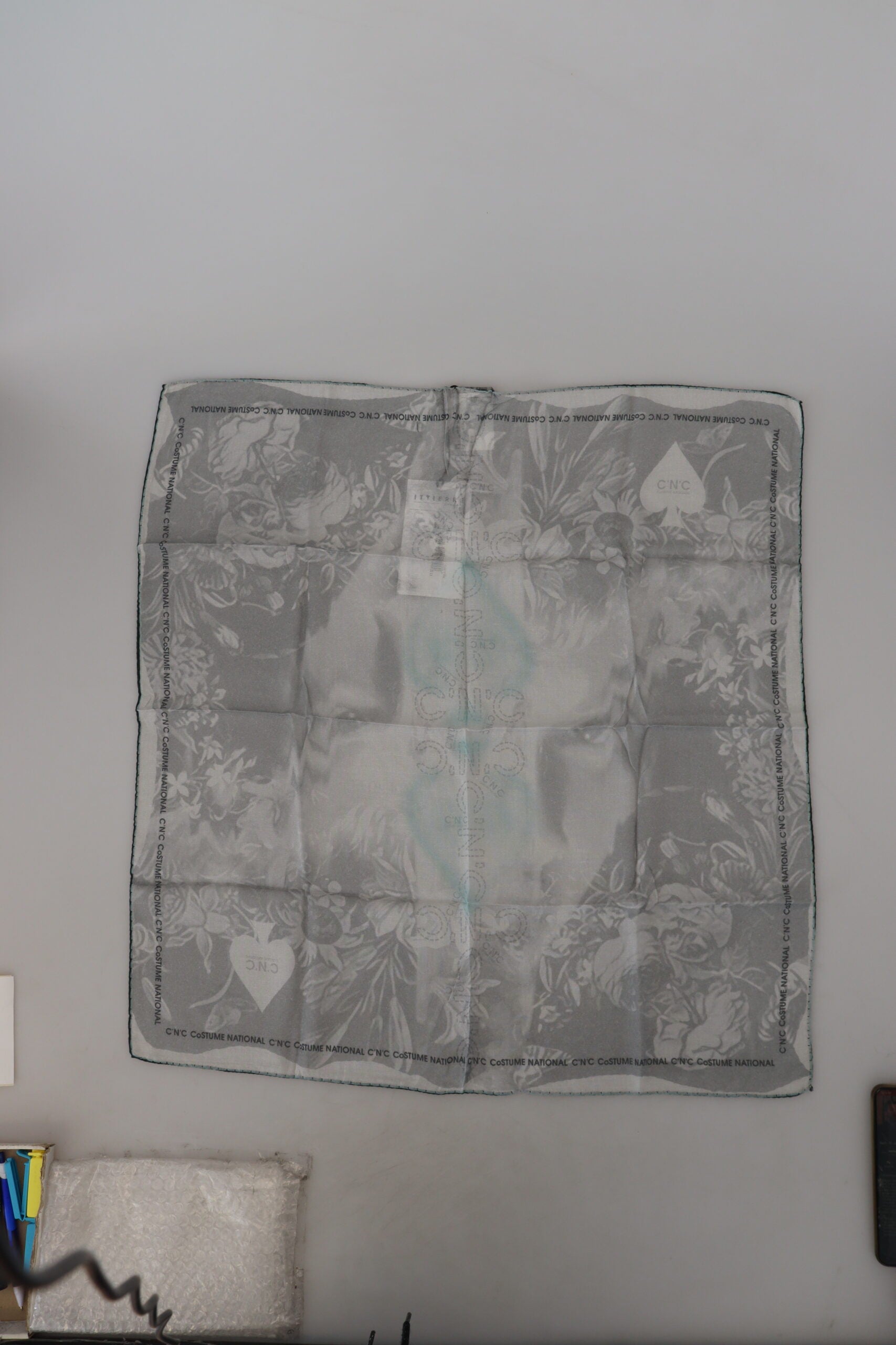 Costume National Eleganter, quadratischer Schal aus grauer Baumwolle