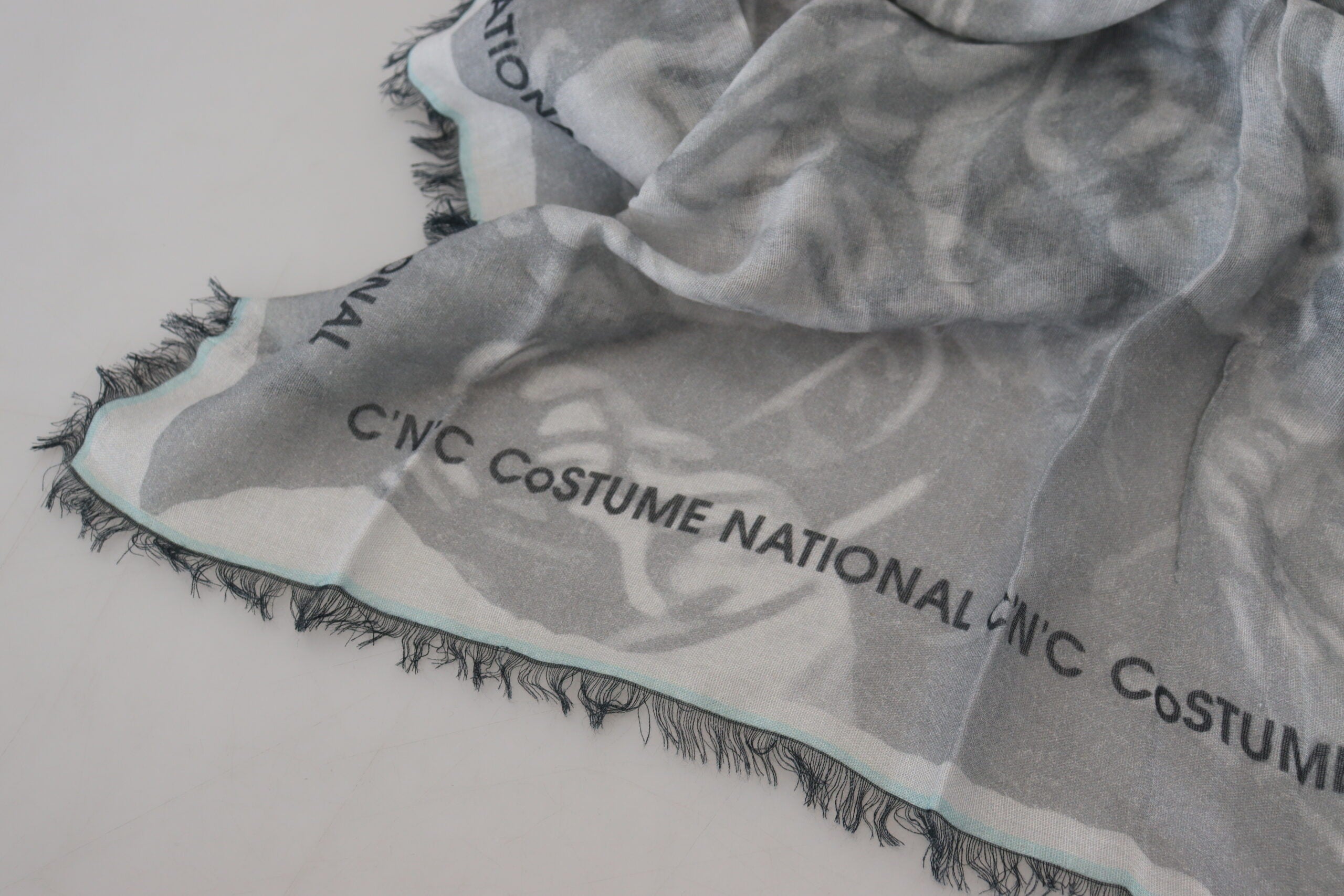 Costume National Chic Designer-Schal mit Fransen, grau