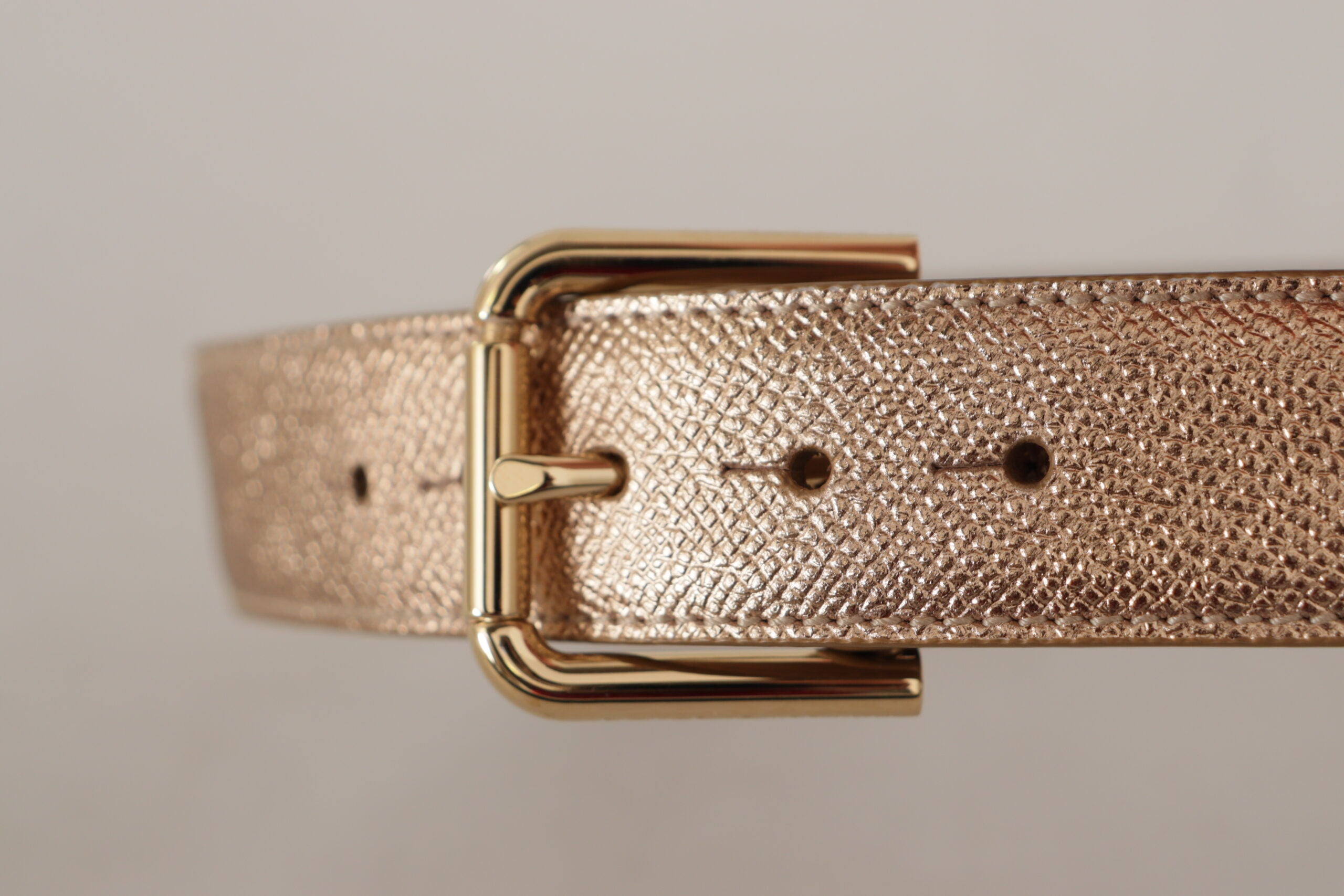 Dolce &amp; Gabbana Chic Roségold-Ledergürtel mit Logo-Schnalle