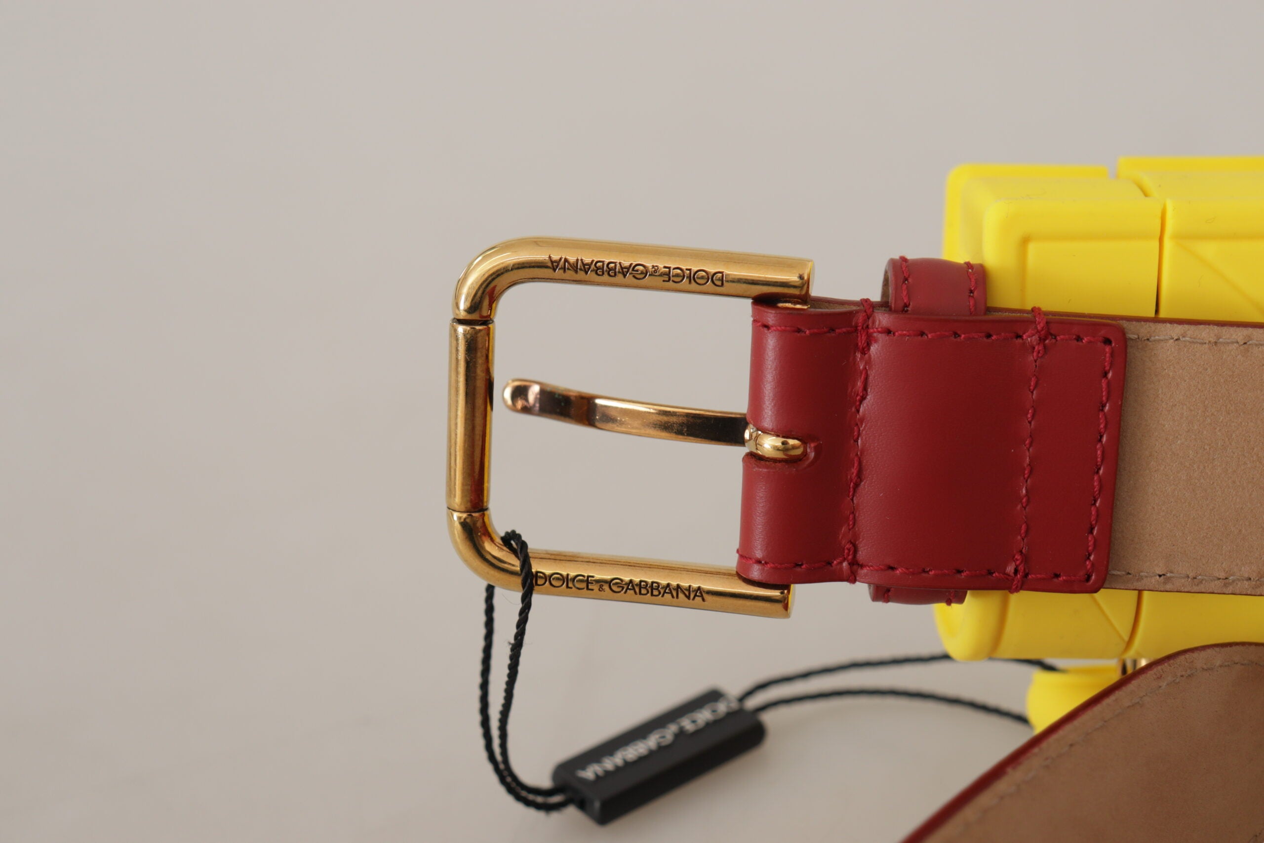 Dolce &amp; Gabbana – Eleganter roter Ledergürtel mit gravierter Schnalle