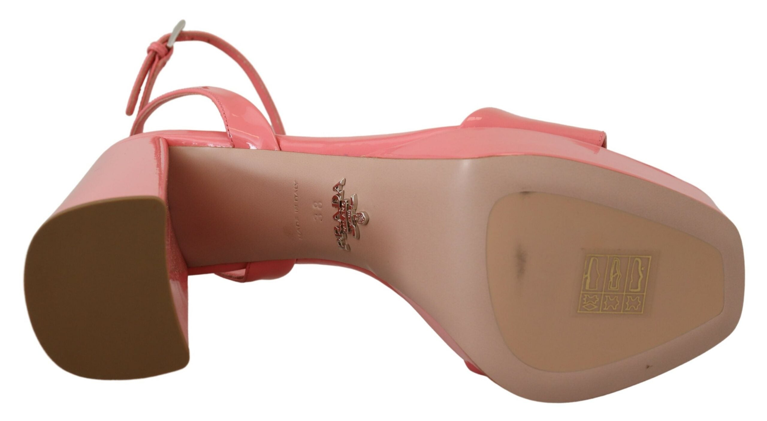 Prada Chic Plateausandalen aus rosa Lackleder