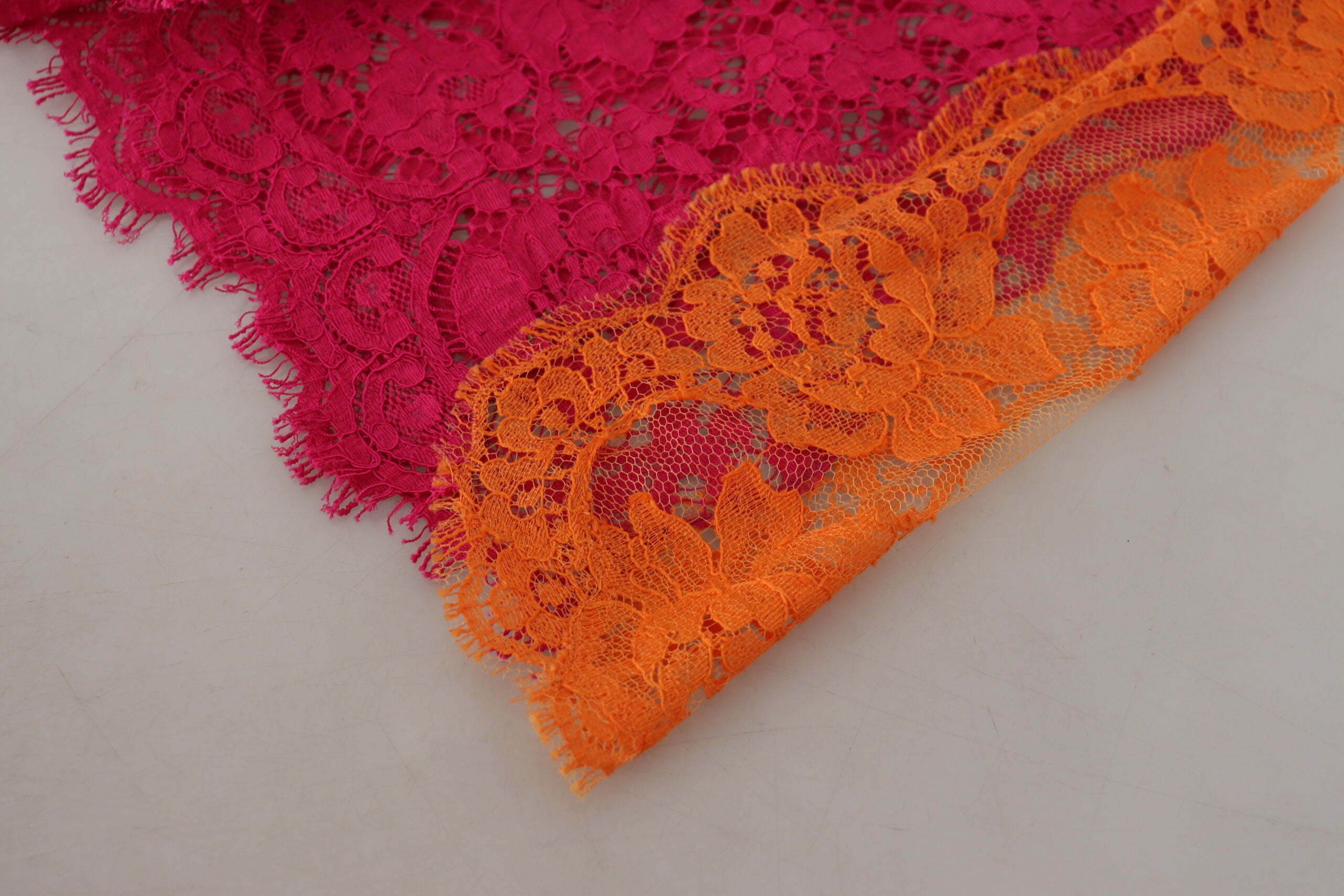 Dolce &amp; Gabbana – Elegante Shorts mit hoher Taille aus Spitze in zweifarbigen Farben