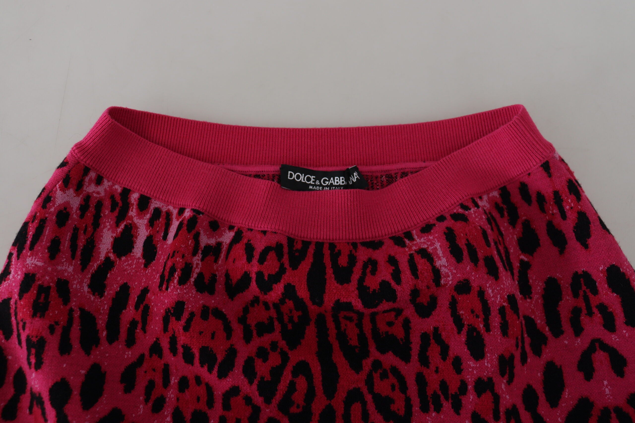 Dolce &amp; Gabbana Schicker hoch taillierter Minirock mit rosa Leopardenmuster