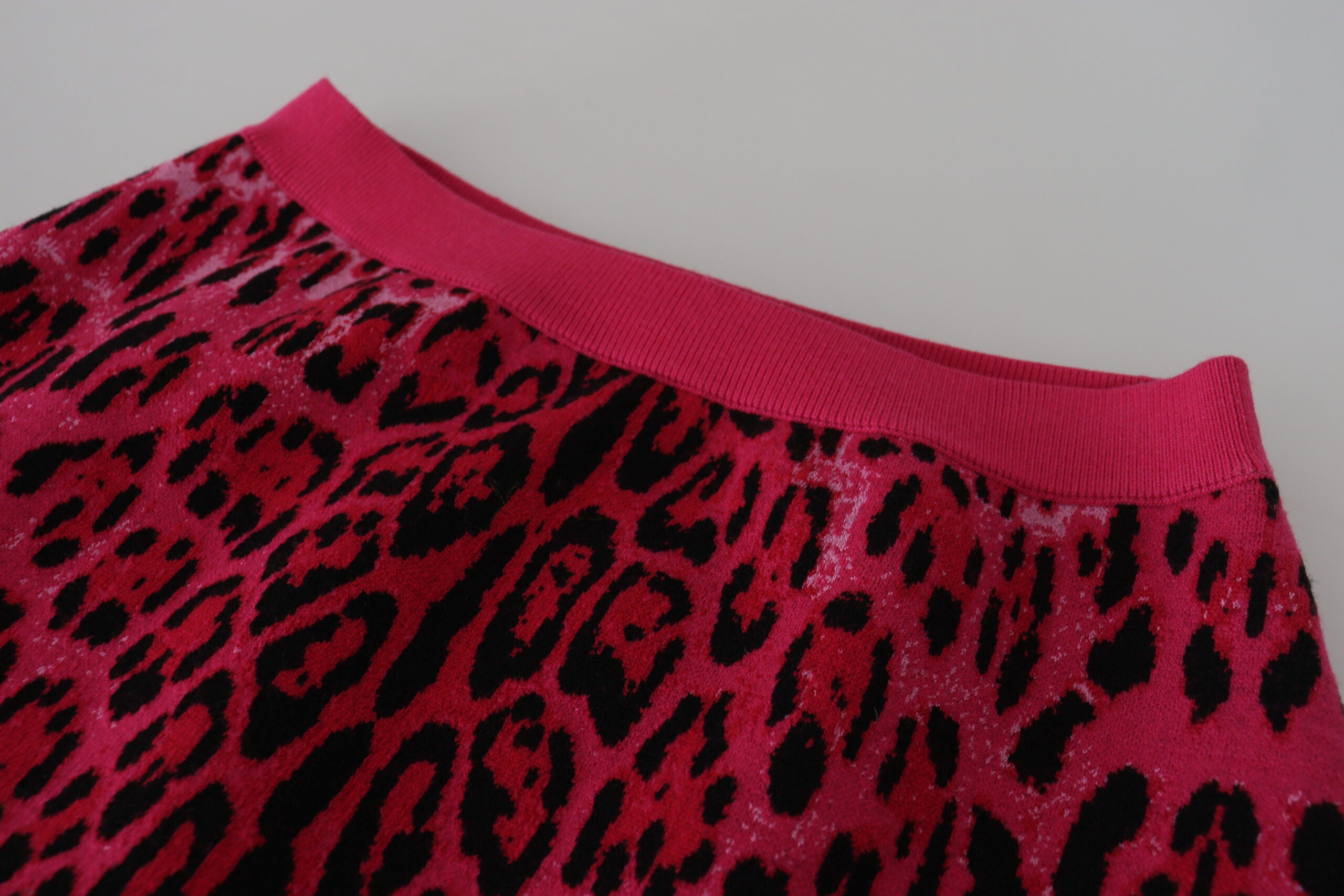 Dolce &amp; Gabbana Schicker hoch taillierter Minirock mit rosa Leopardenmuster