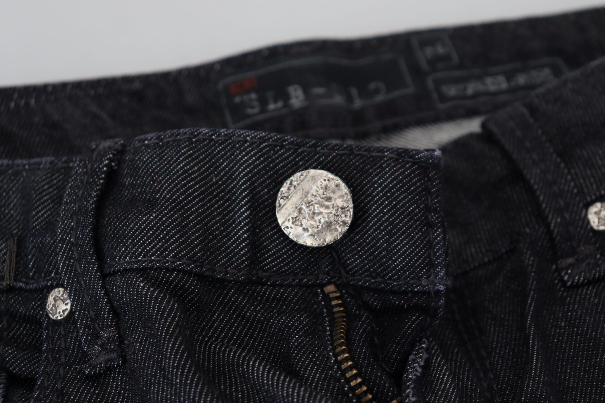 Acht Chic Schwarze, gerade geschnittene Jeans mit niedriger Taille