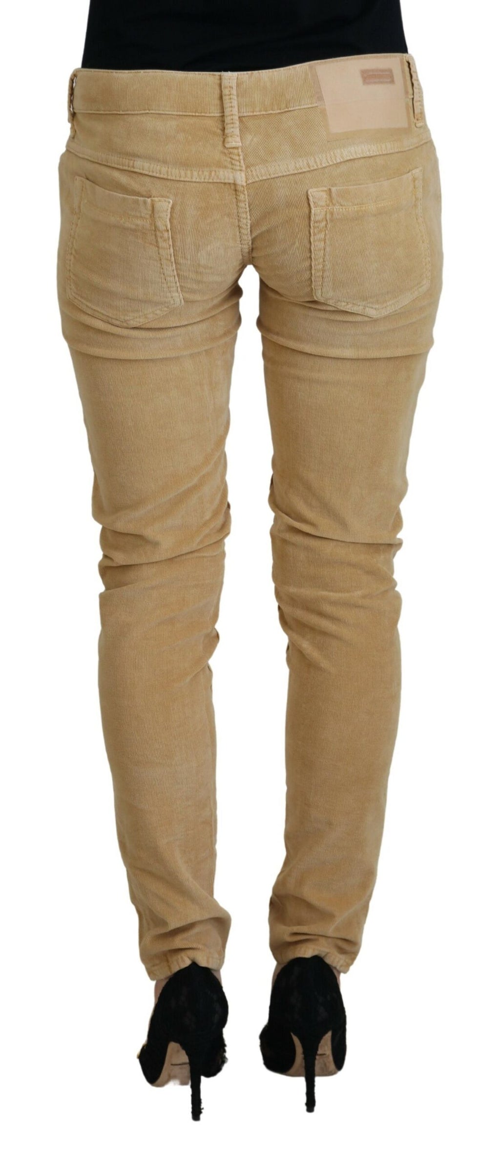 Acht Chic – Enge Cordhose mit niedriger Taille in Braun