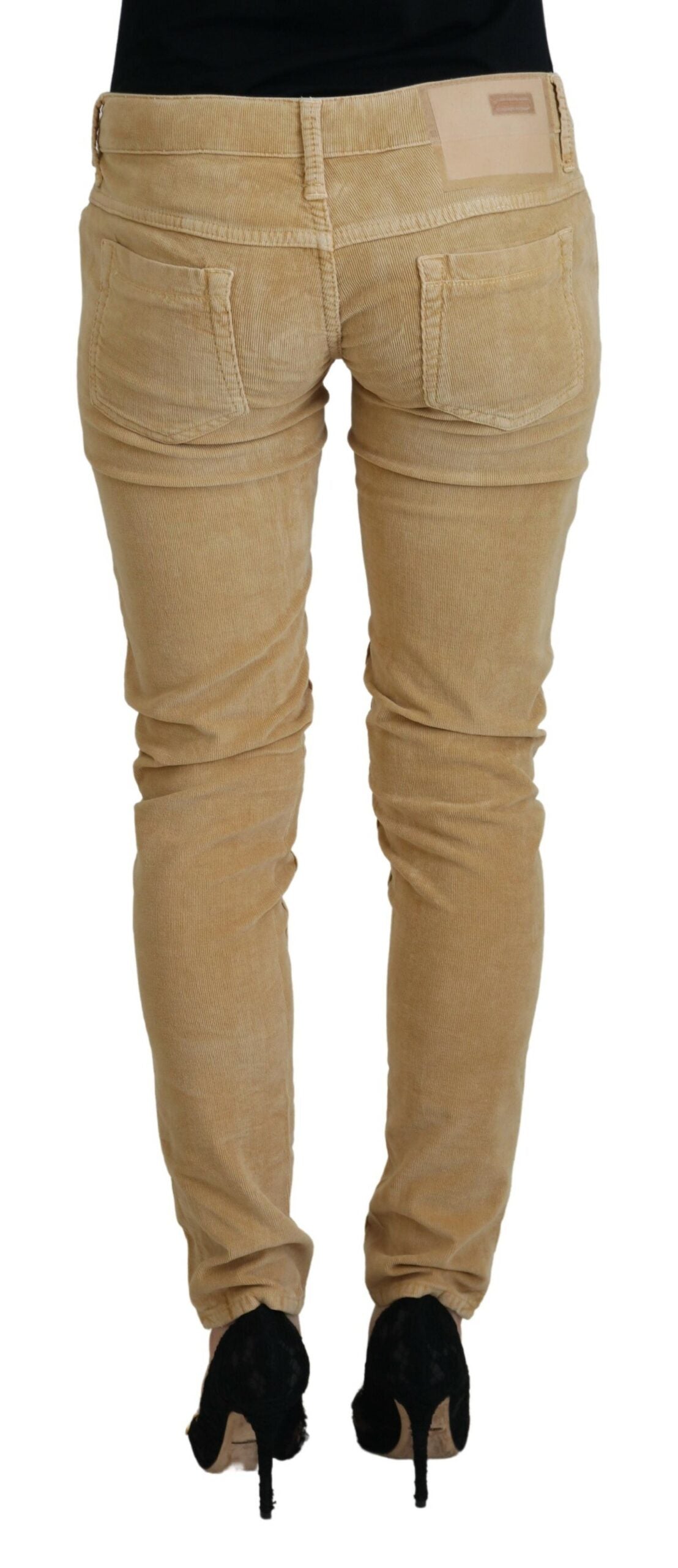Acht Chic – Enge Cordhose mit niedriger Taille in Braun