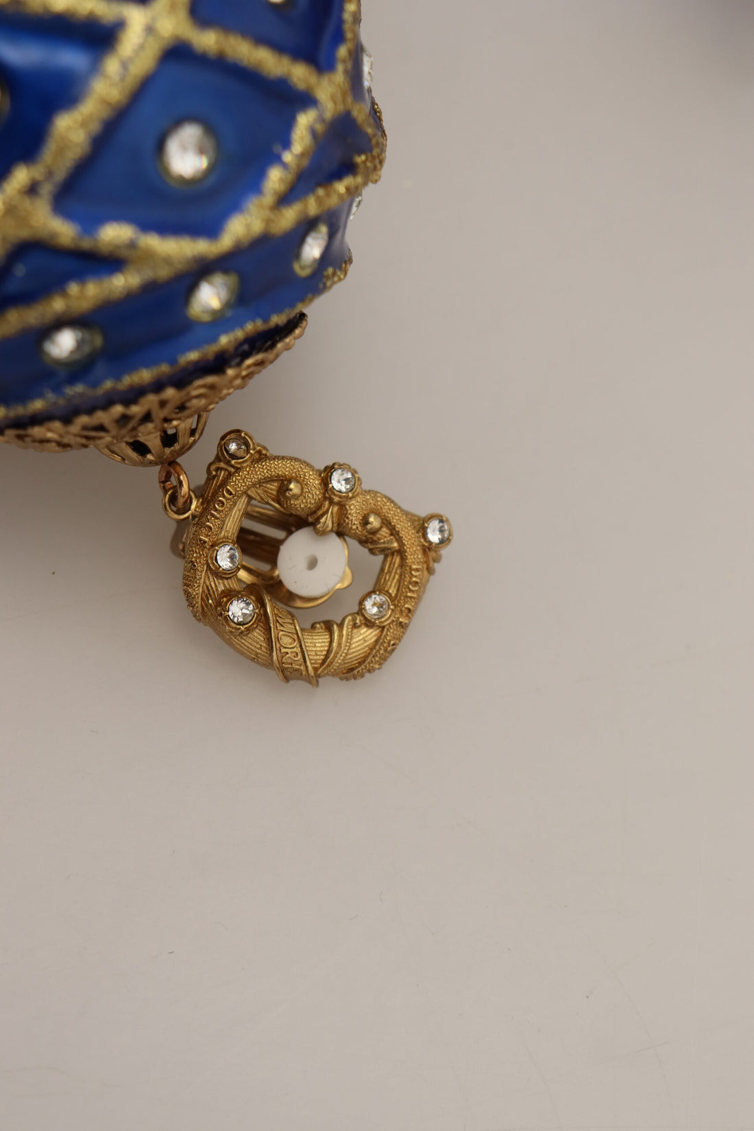 Dolce &amp; Gabbana – Elegante, baumelnde Weihnachtskugel-Ohrringe mit Kristallen