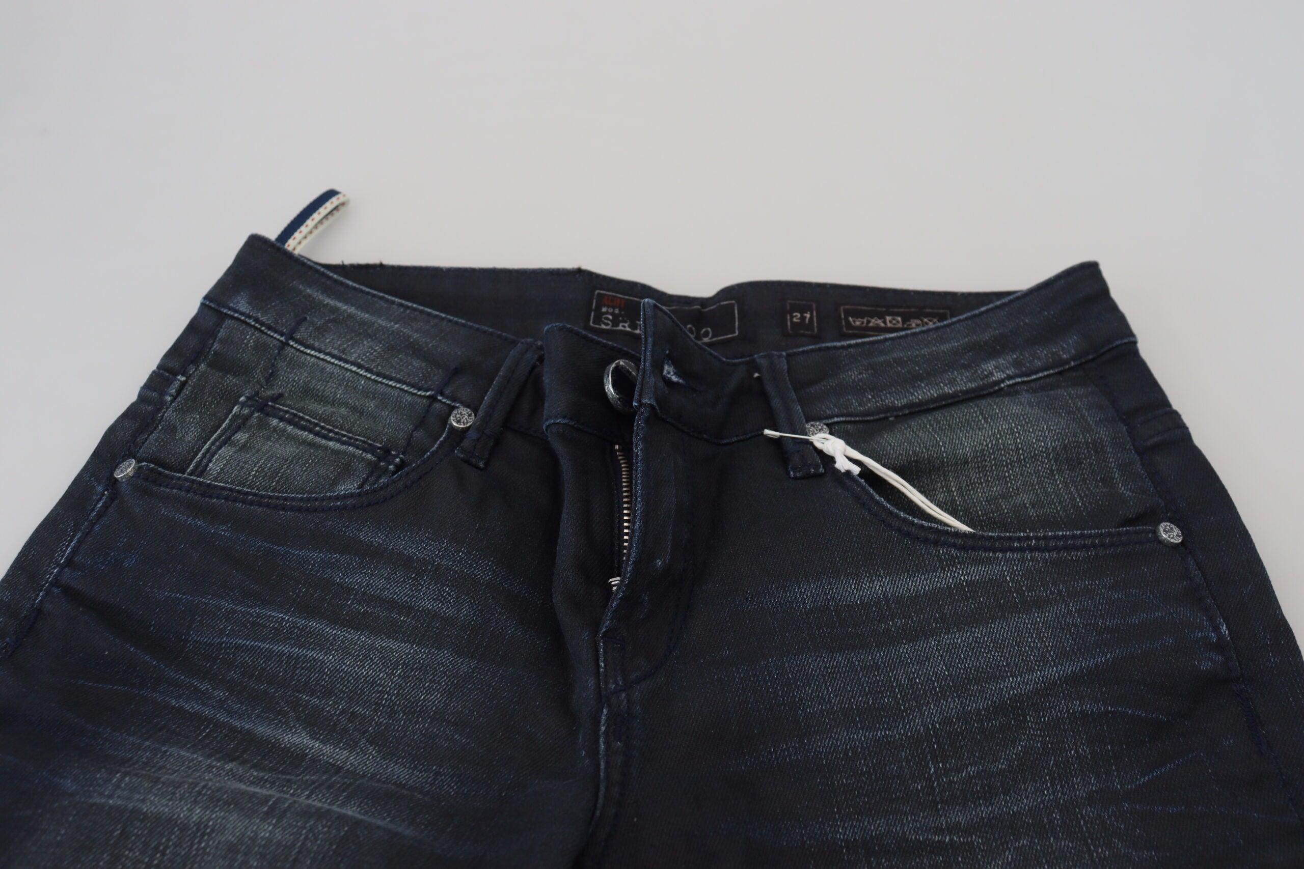 Acht Chic Slim Fit Jeans mit niedriger Taille