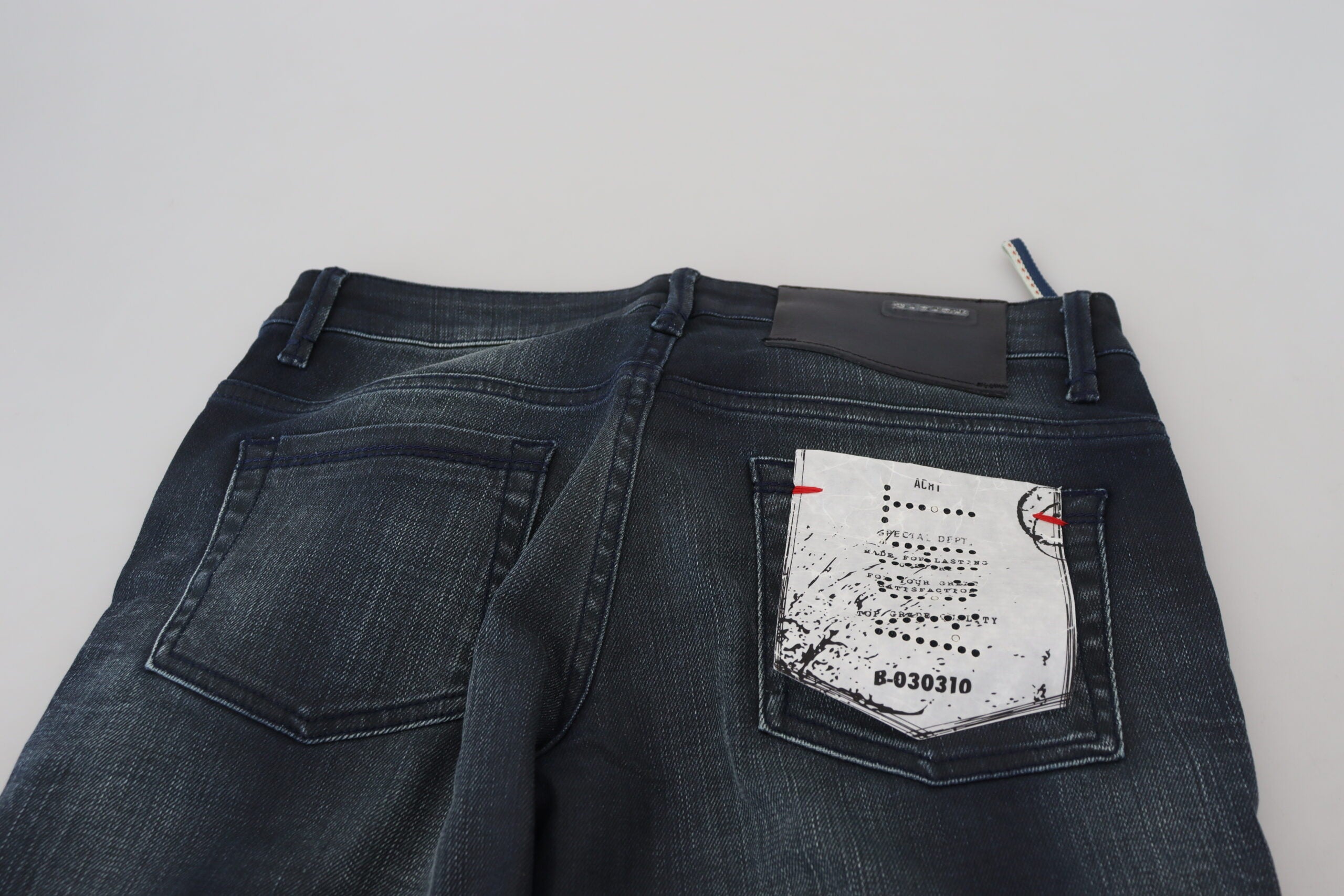 Acht Chic Slim Fit Jeans mit niedriger Taille