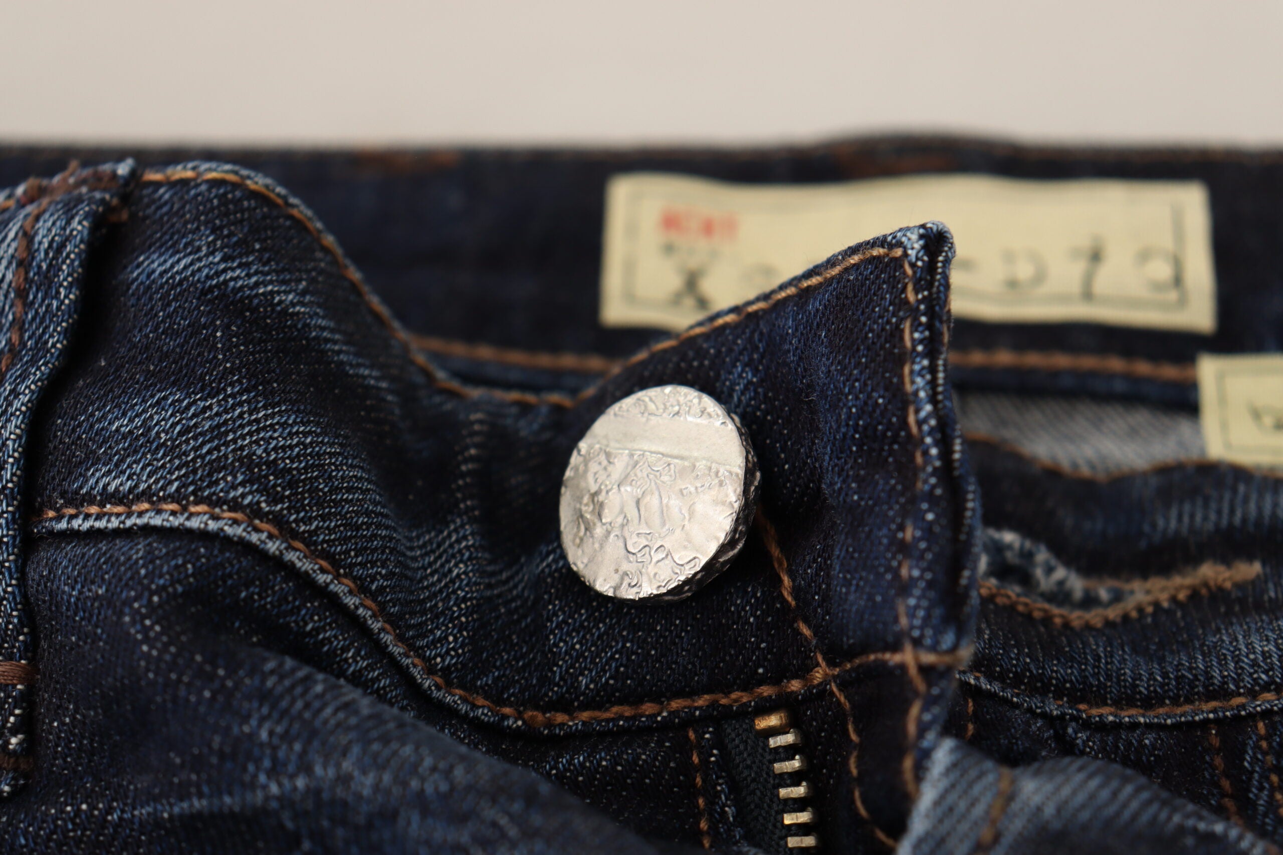 Acht Chic Slim Fit Jeans in Blau mit verwaschenem Design