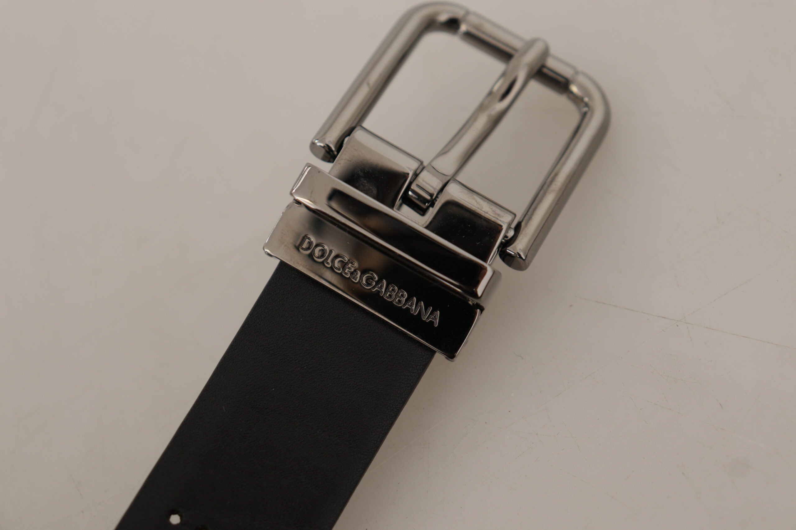 Dolce &amp; Gabbana Eleganter schwarzer Ledergürtel mit Metallschnalle
