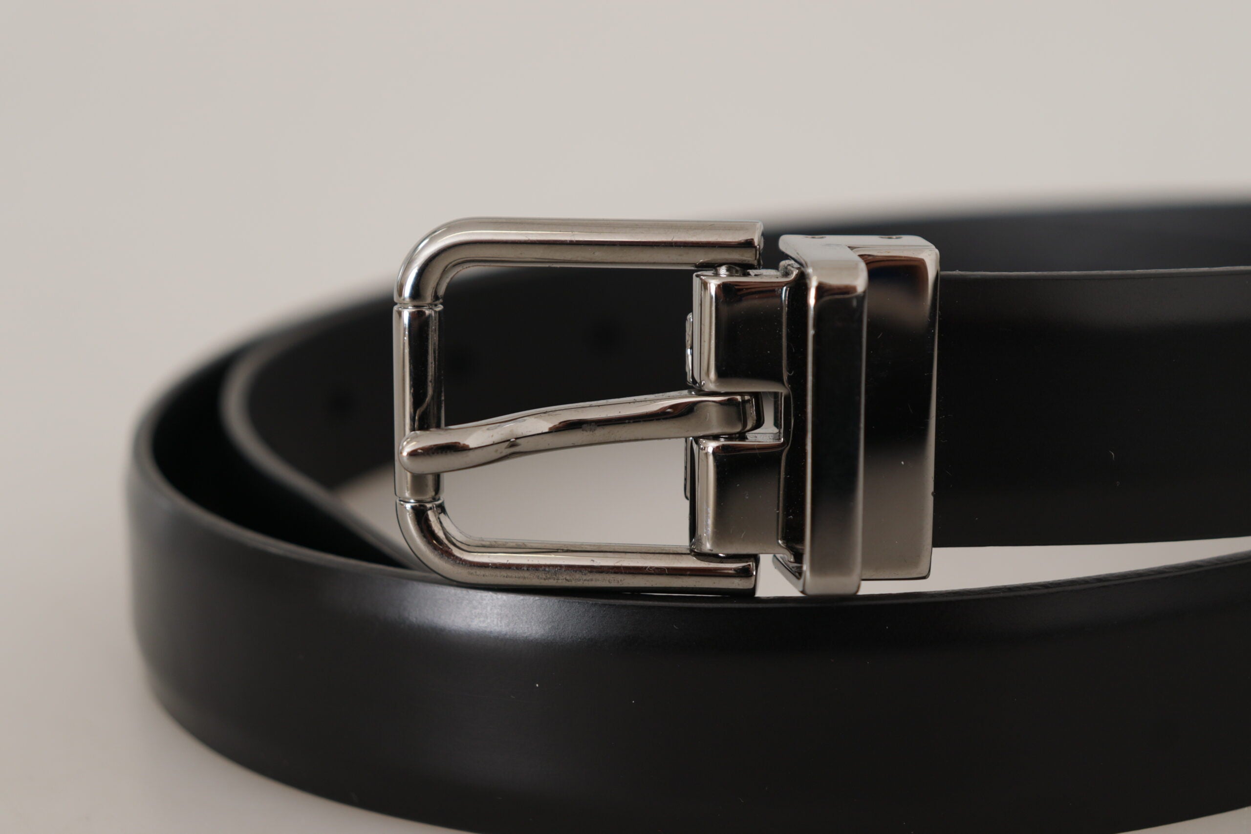 Dolce &amp; Gabbana Eleganter schwarzer Ledergürtel mit Metallschnalle