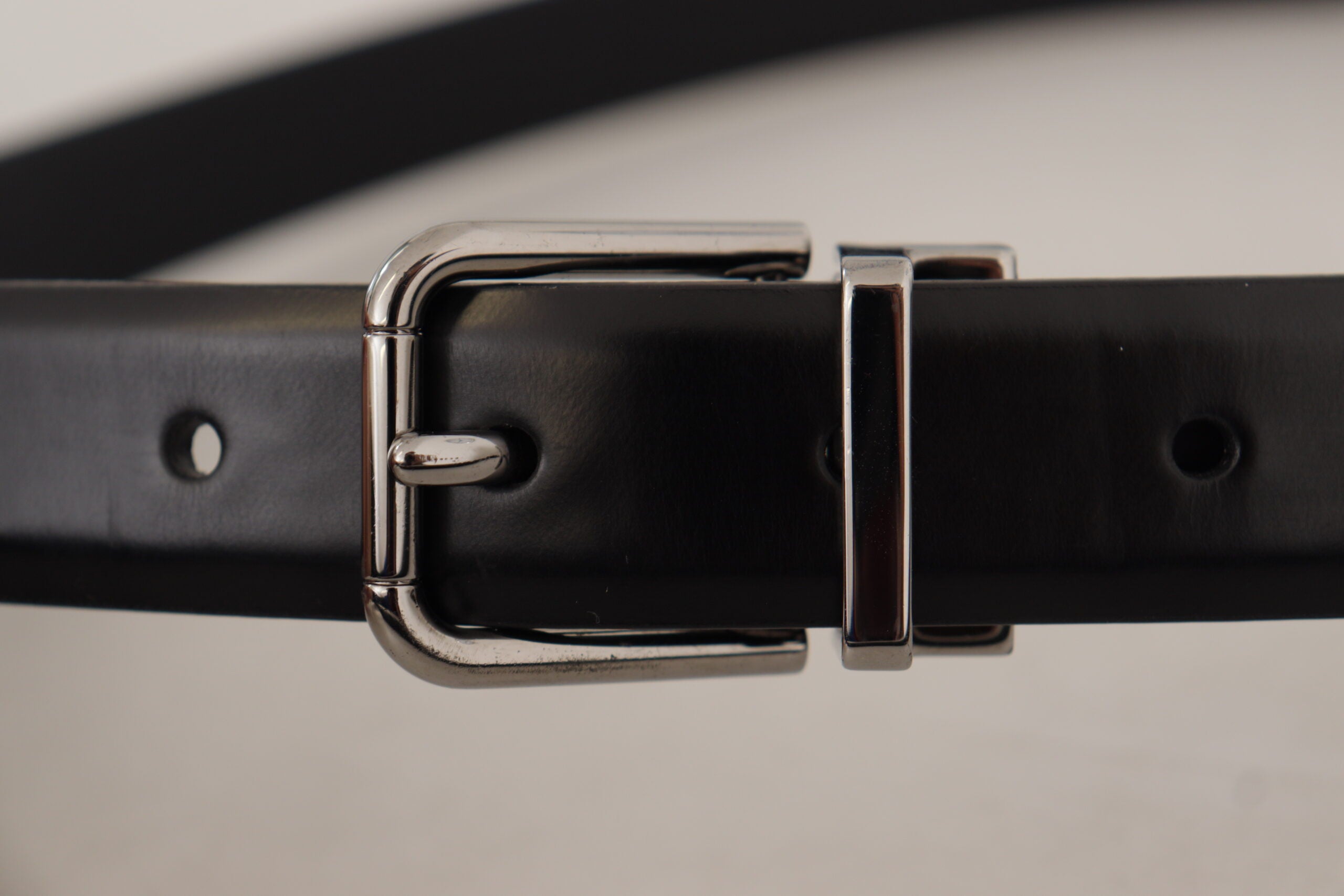Dolce &amp; Gabbana Eleganter schwarzer Ledergürtel mit Metallschnalle