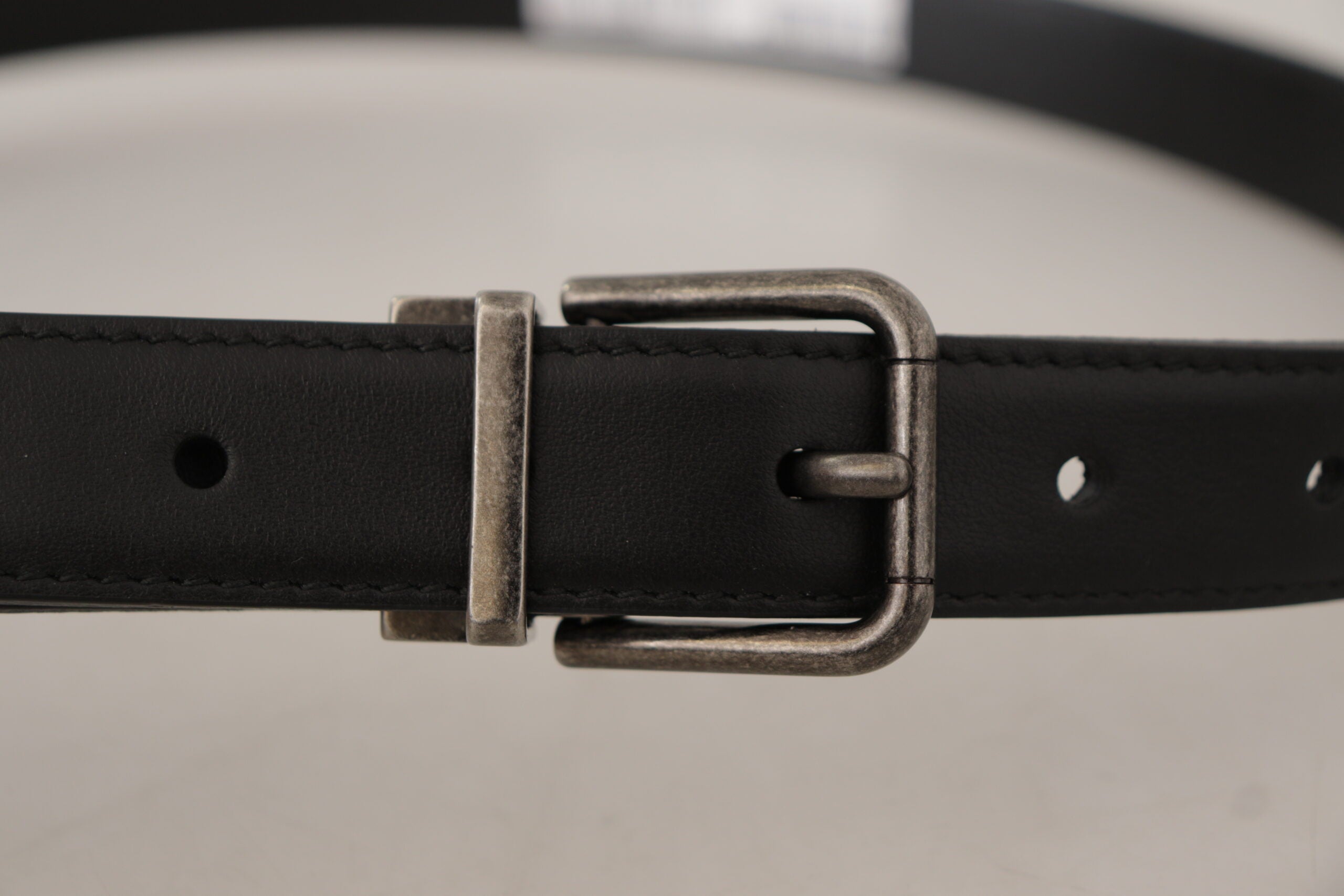 Dolce &amp; Gabbana Eleganter schwarzer Ledergürtel mit Metallschnalle
