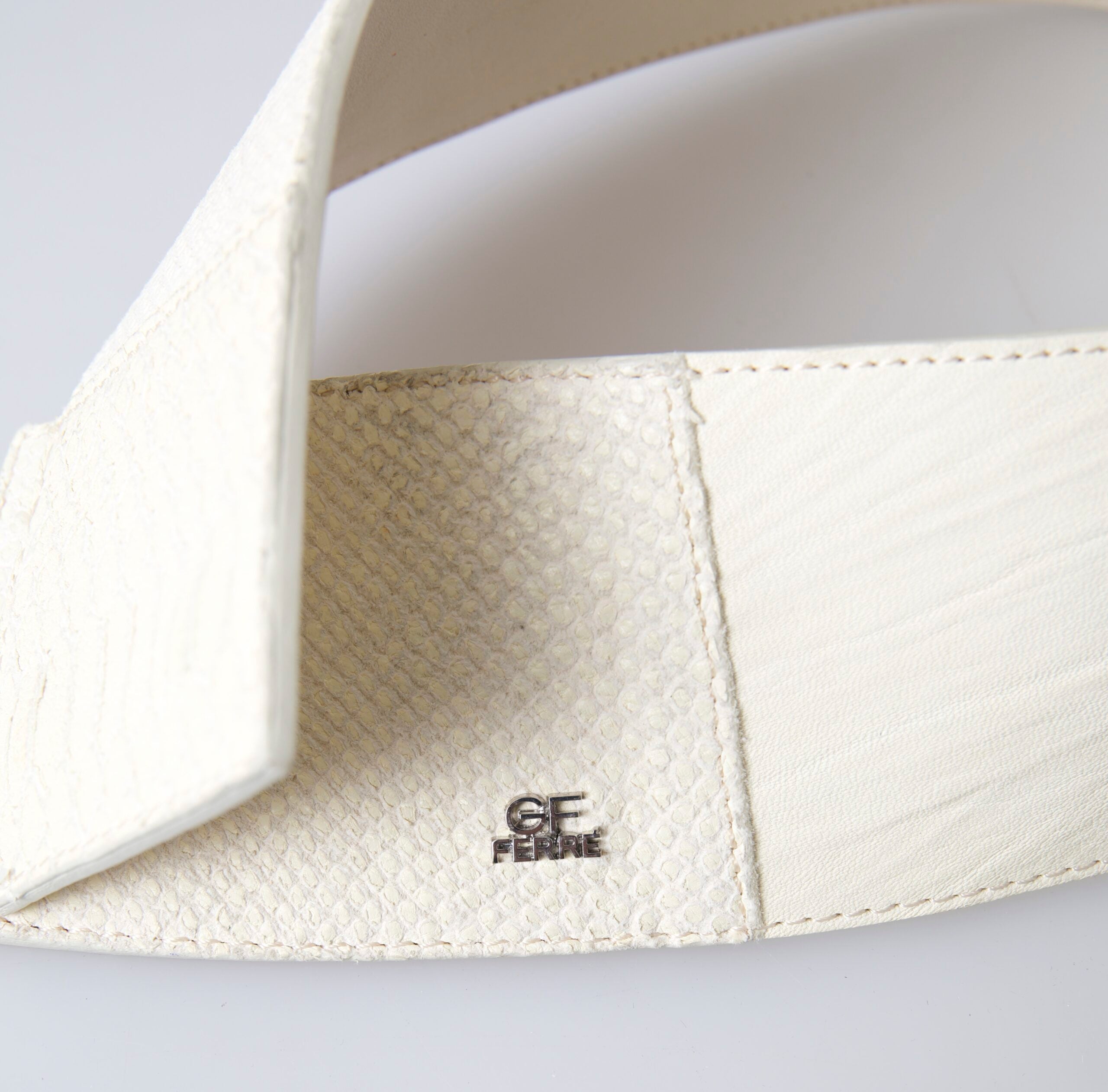 GF Ferre Chic – Modischer Gürtel mit Druckknöpfen in Off-White