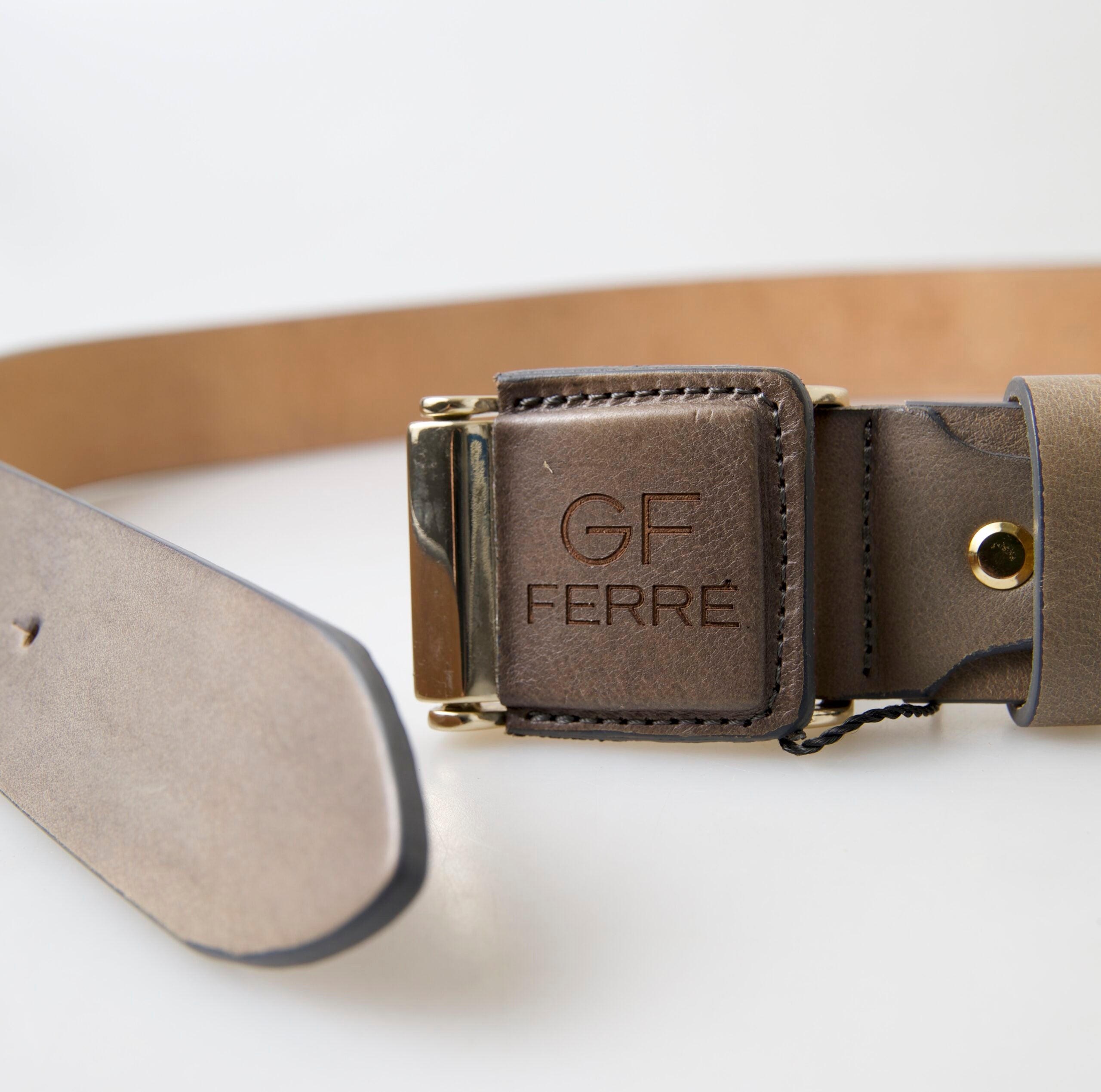 GF Ferre Eleganter Leder-Modegürtel mit gravierter Schnalle